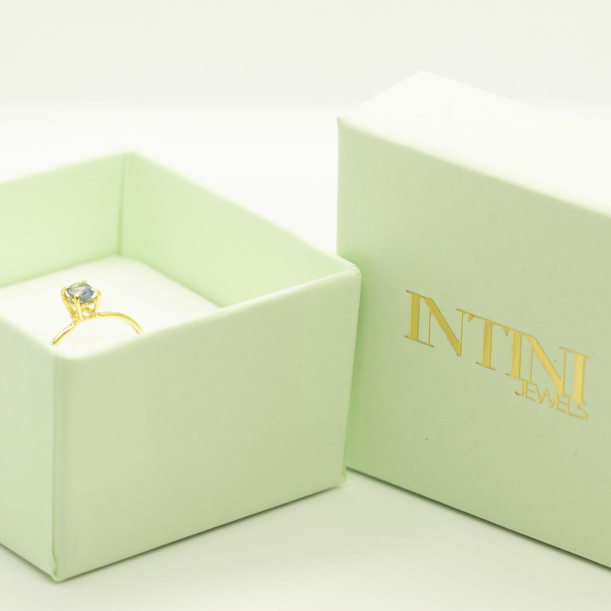 Intini Jewels, bague cocktail midi cocktail en or jaune 18 carats avec saphir bleu taille ovale en vente 2