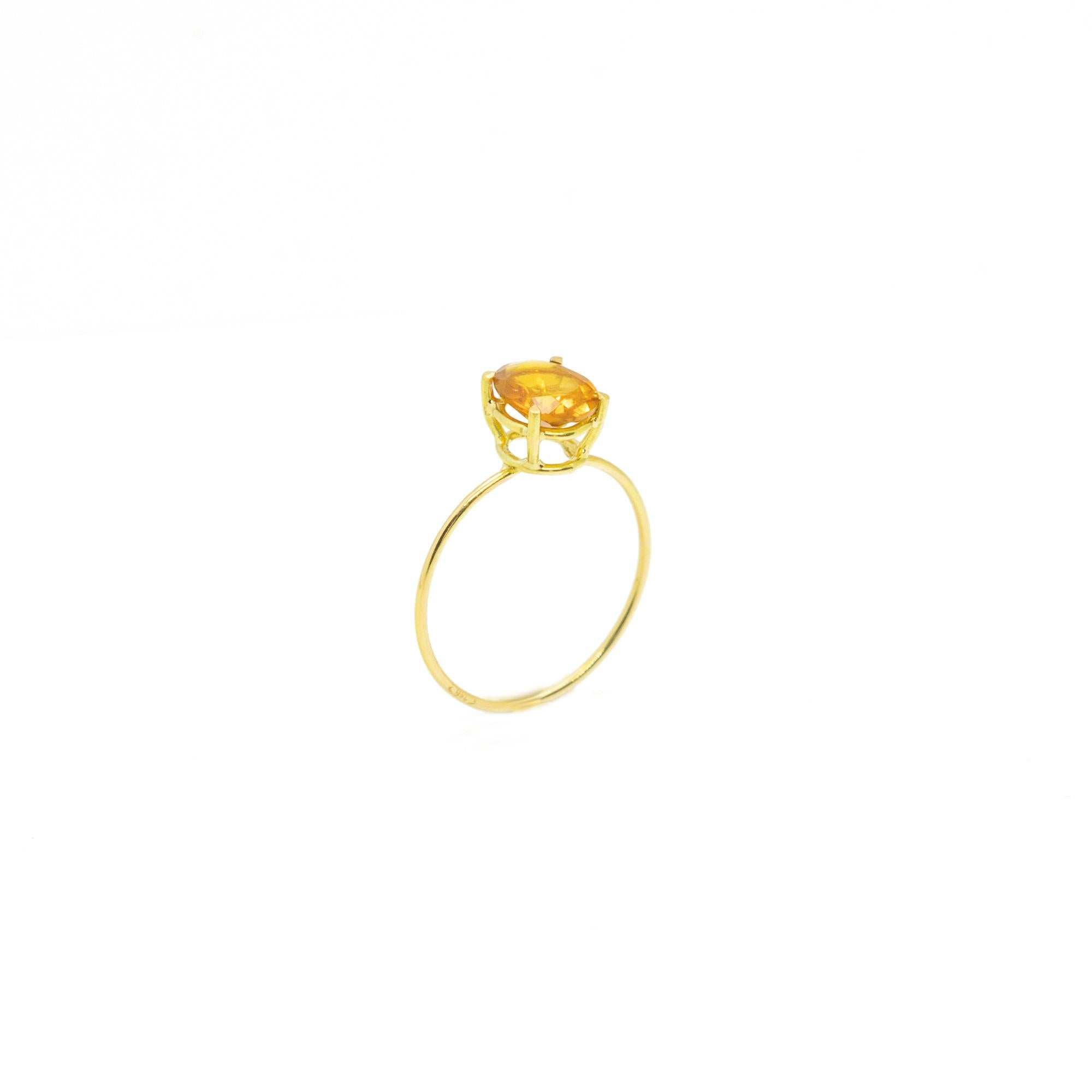 Bague solitaire en forme de cabochon ovale, avec des éclats brillants. 0.bague en quartz citrine de 7 carats sur or jaune 18 carats inspirée par la joie des couchers de soleil d'été. D'une taille parfaite, il comblera vos tenues élégantes