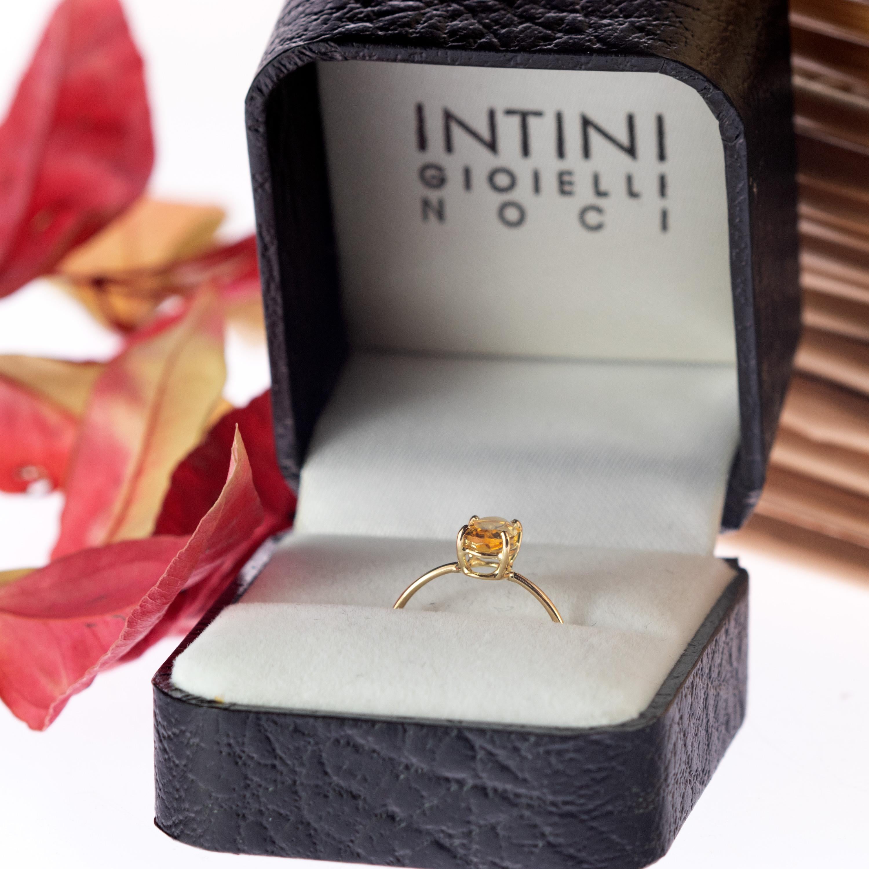 Intini Jewels 18 Karat Yellow Gold Oval Cut Citrine Quartz Cocktail Ring In New Condition For Sale In Milano, IT