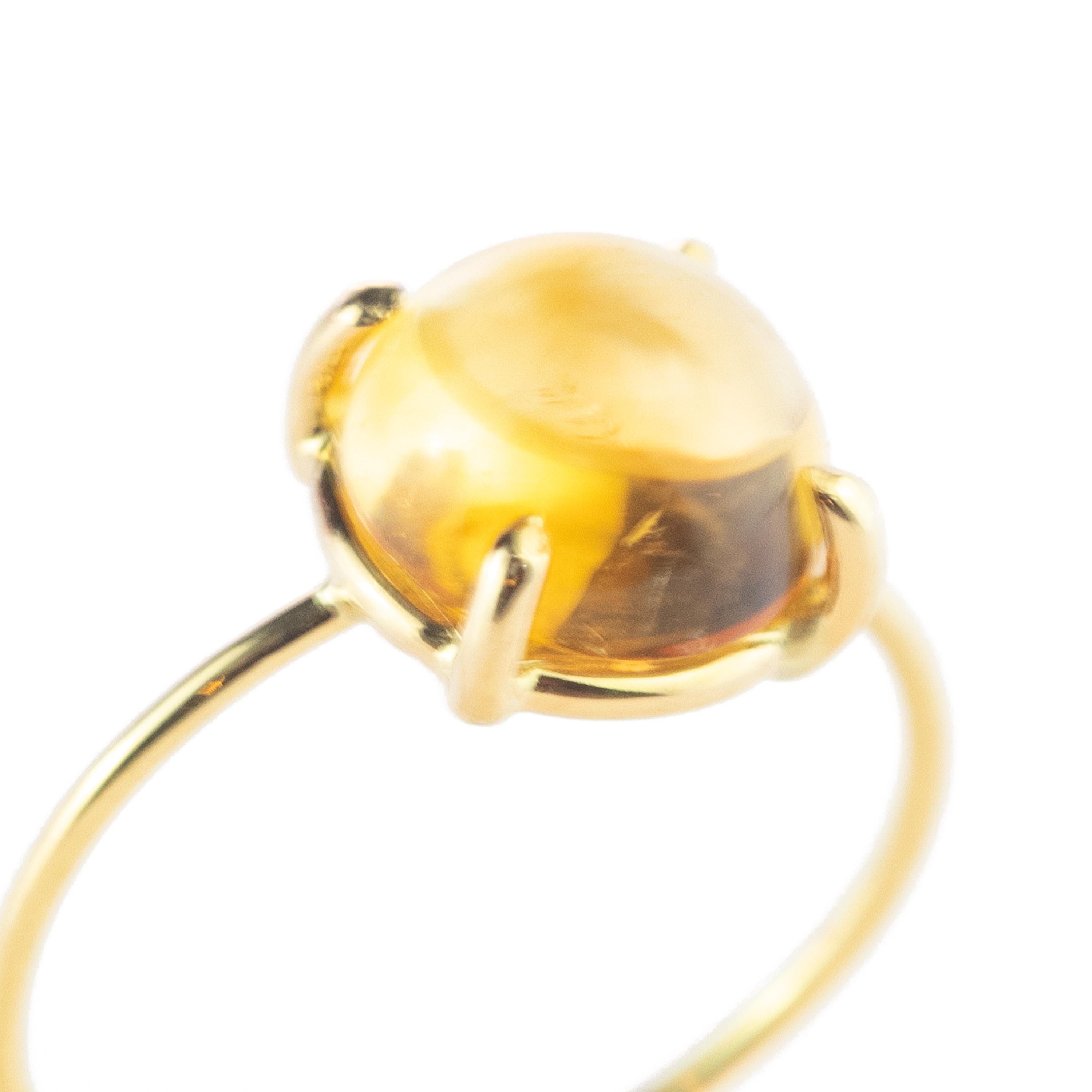 Cette extraordinaire bague en quartz citrine (2,5 carats). Cette œuvre d'art est destinée à une femme fraîche, jeune et moderne. Toutes ces pièces sont serties et travaillées avec art dans de l'or jaune 18 carats pour créer ce superbe bijou.

La