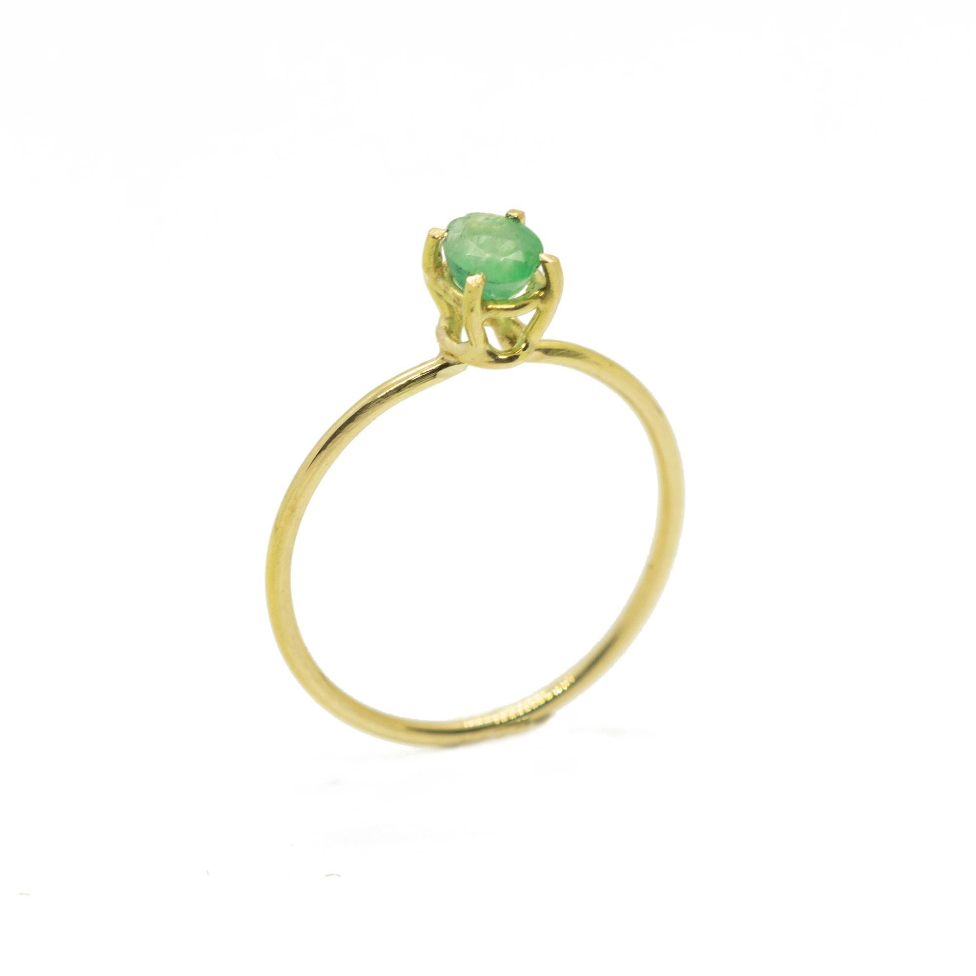 Bague solitaire en forme de cabochon ovale, avec des éclats brillants. 0.émeraude naturelle de 5 carats sur bague en or jaune 18 carats inspirée par la joie des couchers de soleil d'été. D'une taille parfaite, il comblera vos tenues élégantes