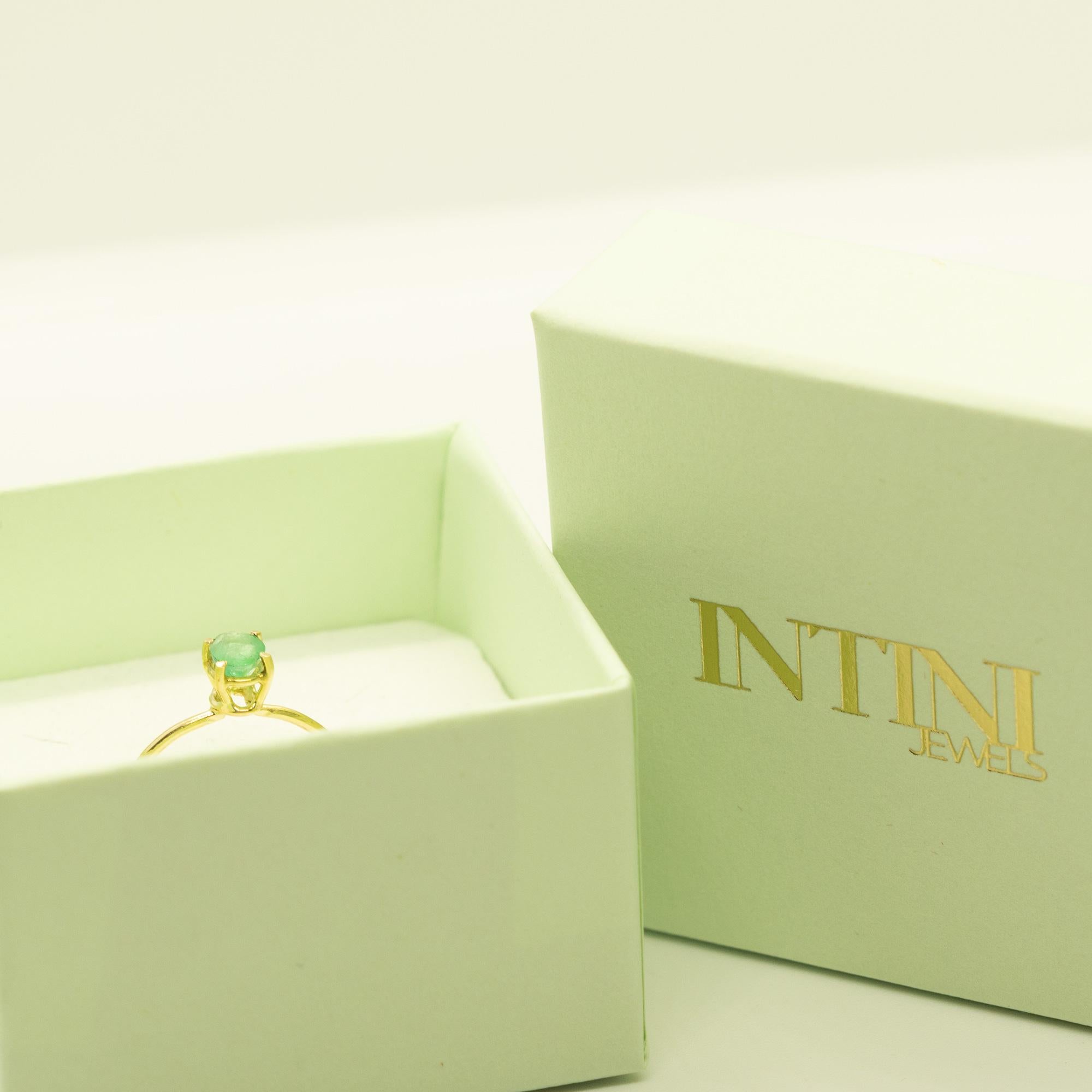Intini Jewels, bague midi cocktail bleu cocktail en or jaune 18 carats avec émeraude taille ovale en vente 1