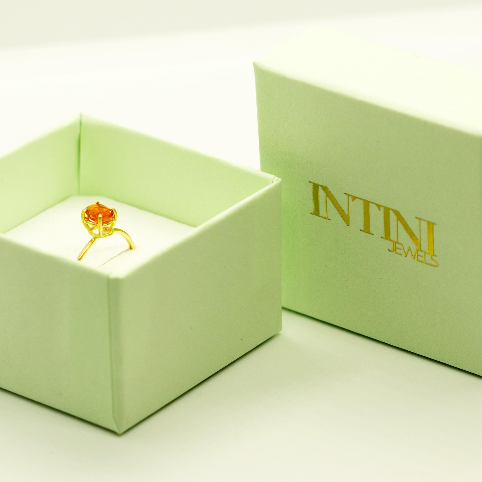 Ovaler Cabochon-Solitärring mit leuchtendem Funkeln. 0.ring aus 18 Karat Gelbgold mit 4 Karat natürlichem Feueropal, inspiriert von der Freude an sommerlichen Sonnenuntergängen. Mit einer perfekten Größe, wird es mit Ihrem täglichen eleganten