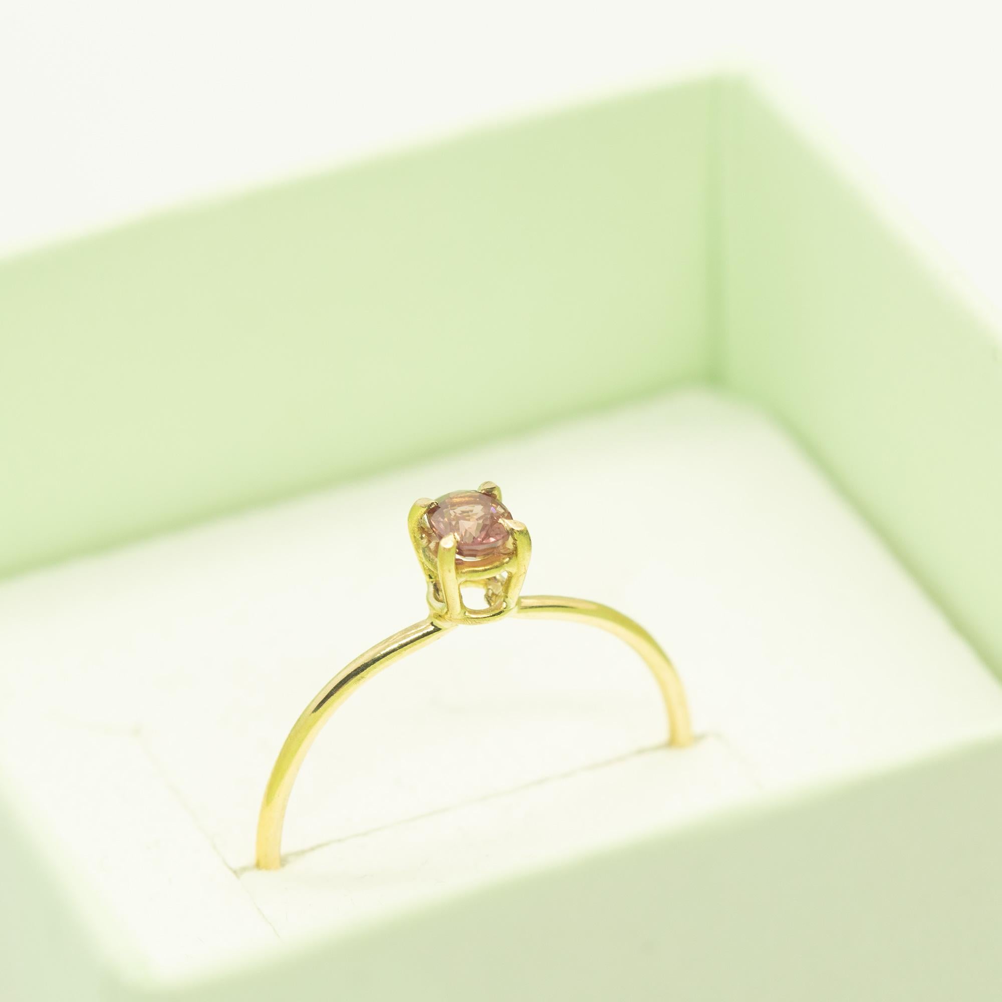 Conception d'une bague solitaire ovale précieuse, avec des éclats brillants. Bague en saphir bleu de 0,3 carat sur or jaune 18 carats inspirée par la joie des couchers de soleil d'été. D'une taille parfaite, il comblera vos tenues élégantes