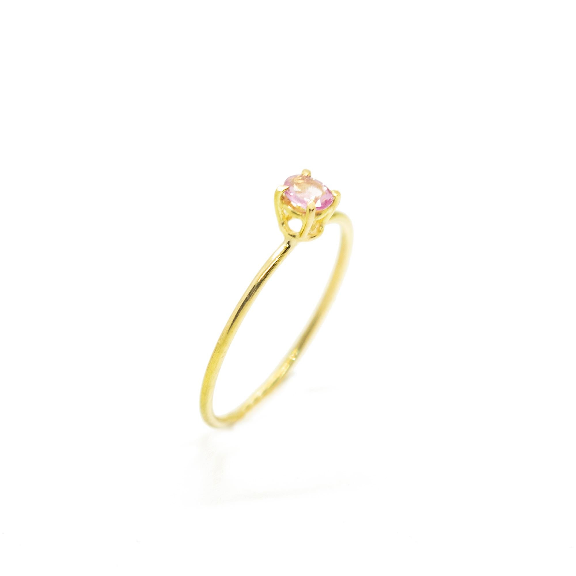 Conception d'une bague solitaire ovale précieuse, avec des éclats brillants. Bague en saphir bleu de 0,3 carat sur or jaune 18 carats inspirée par la joie des couchers de soleil d'été. D'une taille parfaite, il comblera vos tenues élégantes
