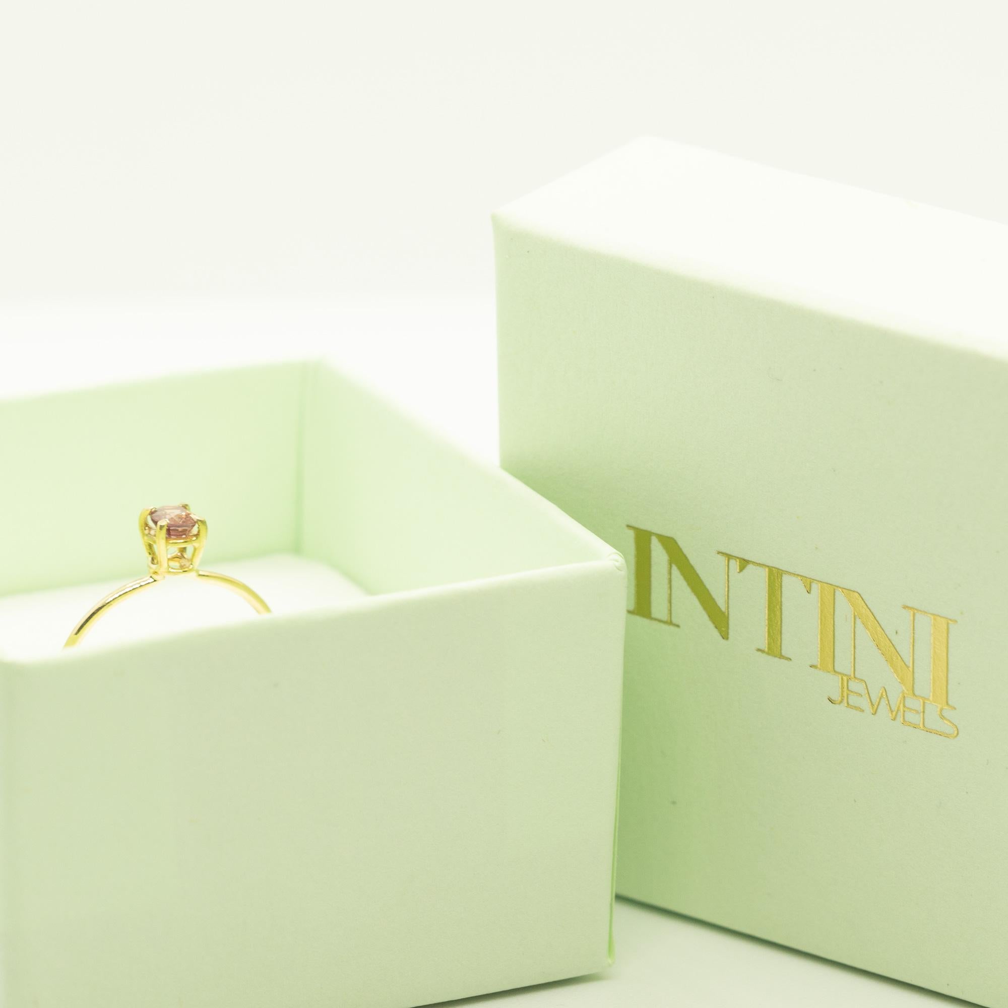 Intini Jewels, bague cocktail midi cocktail en or jaune 18 carats avec saphir rose taille ovale Unisexe en vente