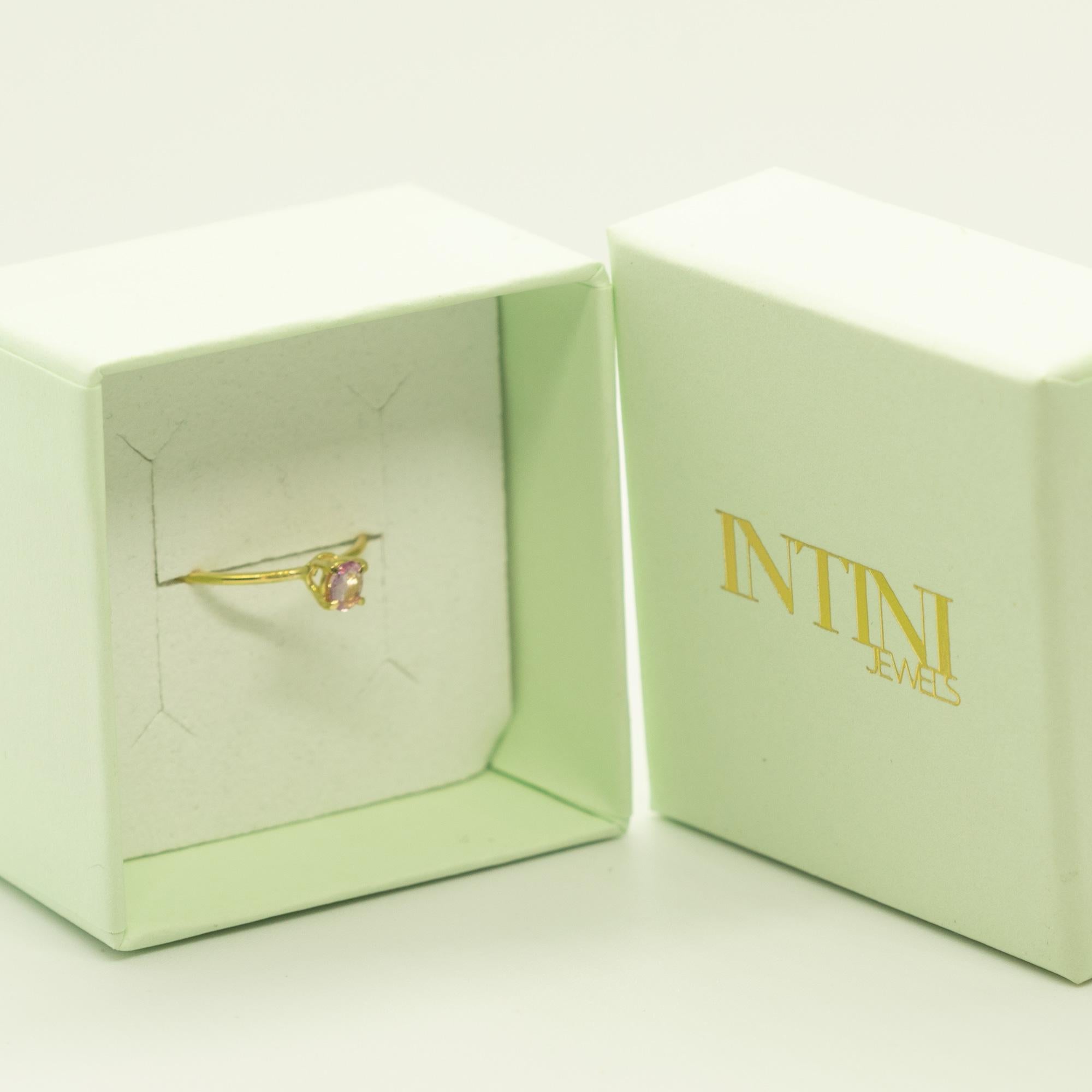 Intini Jewels, bague cocktail midi cocktail en or jaune 18 carats avec saphir rose taille ovale Unisexe en vente