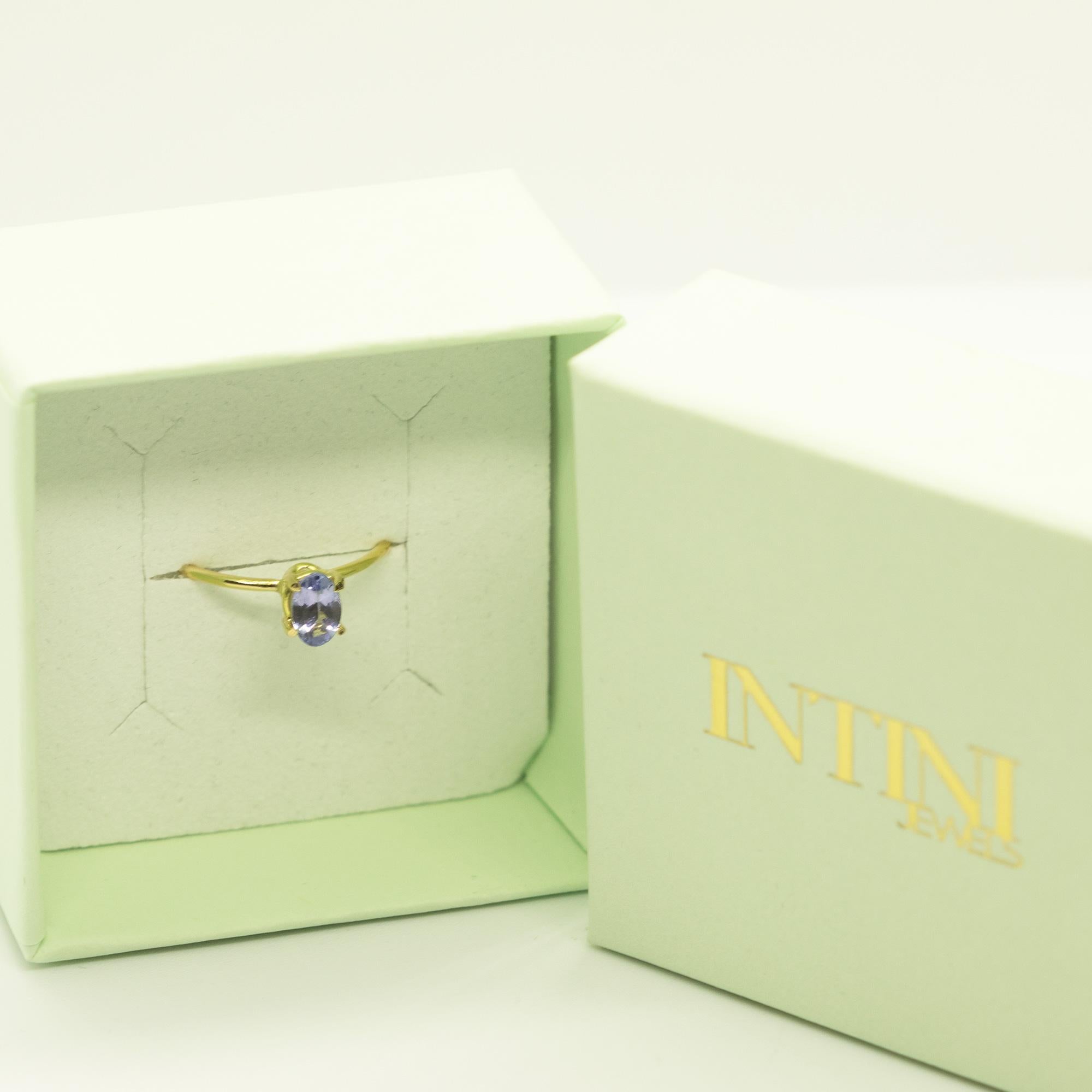 Anillo solitario de diseño cabujón ovalado, con destellos brillantes. Anillo de cuarzo citrino de 0,7 quilates sobre oro amarillo de 18 quilates, inspirado en la alegría de los atardeceres de verano. Con un tamaño perfecto, llenará de elegancia tus