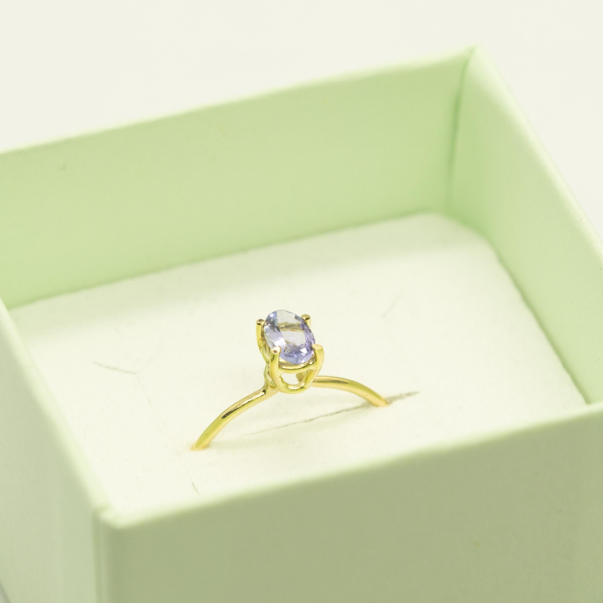 Intini Jewels Anillo Midi de oro amarillo de 18 quilates con tanzanita talla oval cóctel azul Moderno en venta