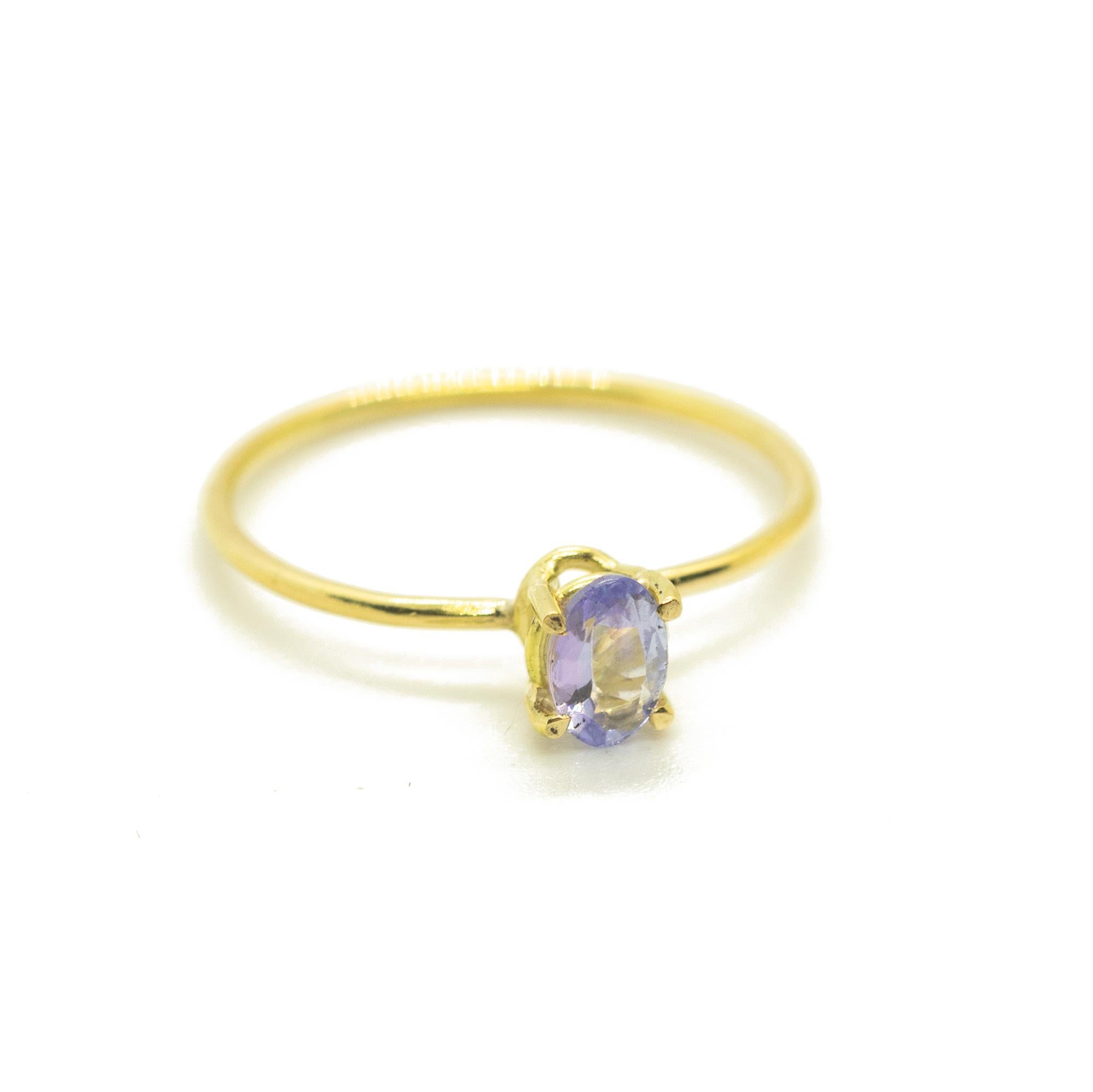 Intini Jewels Anillo Midi de oro amarillo de 18 quilates con tanzanita talla oval cóctel azul en Nuevo estado para la venta en Milano, IT