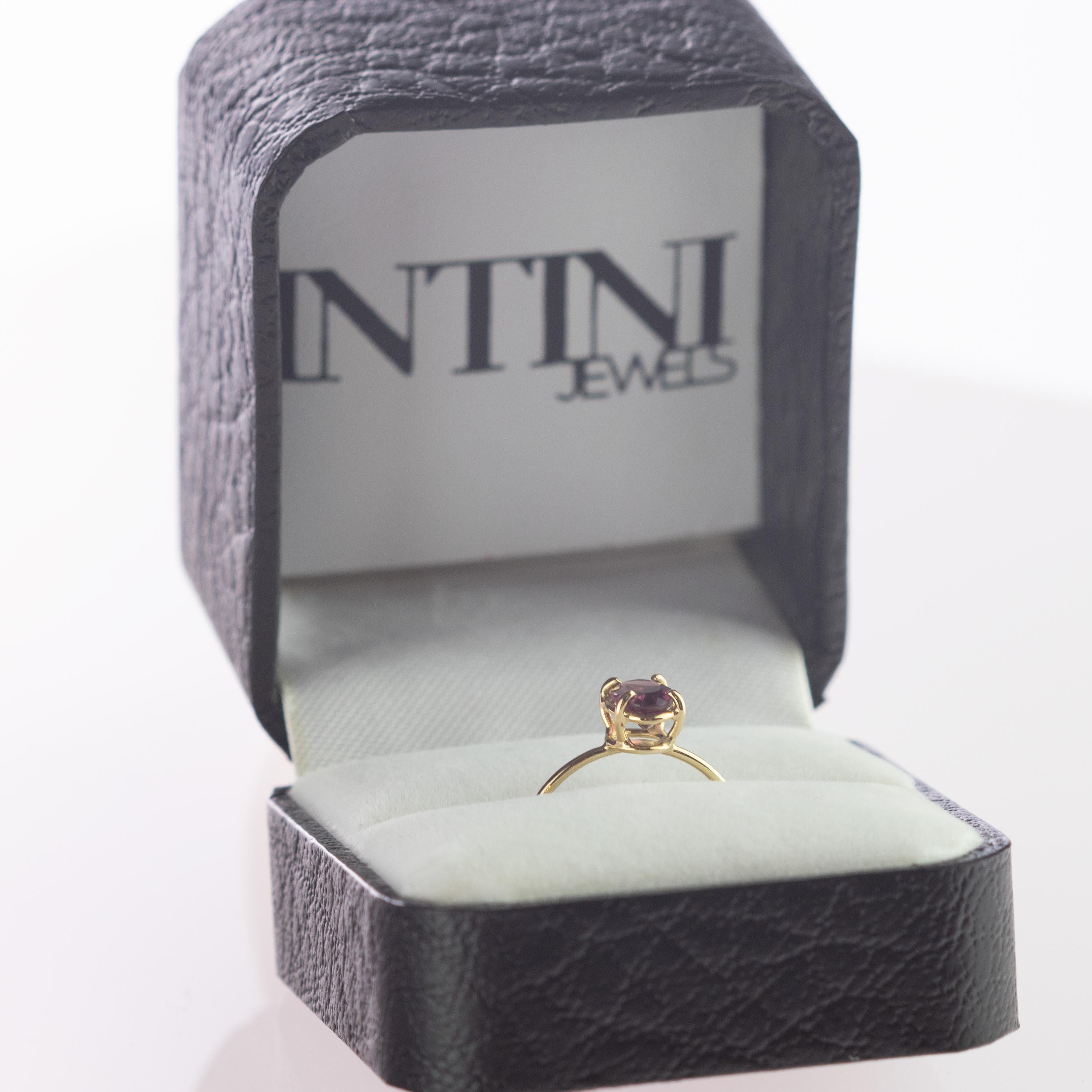 Intini Jewels Bague cocktail chic en or jaune 18 carats avec rubellite ovale, faite à la main en vente 4