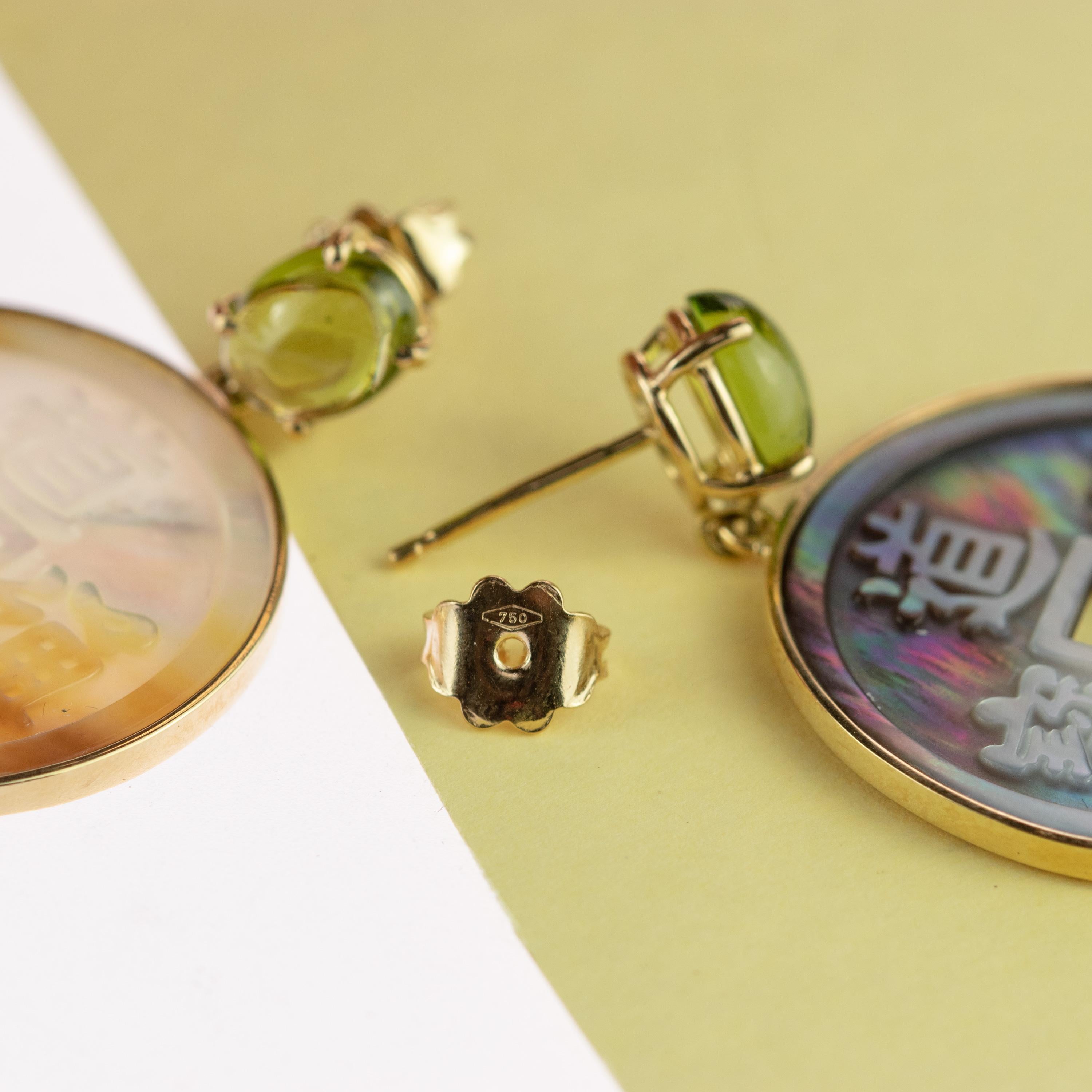 Intini Jewels Pendientes de gota tallados de oro amarillo de 18 quilates con peridoto y madreperla en venta 5