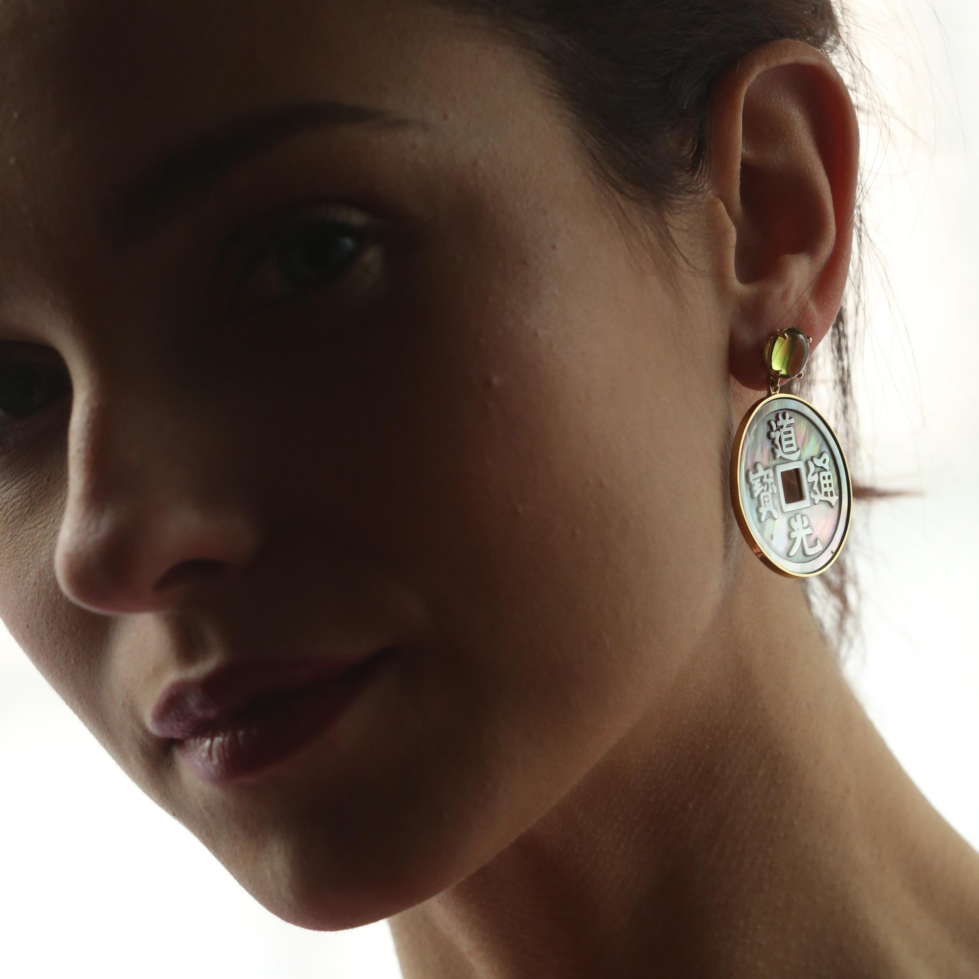 Intini Jewels Pendientes de gota tallados de oro amarillo de 18 quilates con peridoto y madreperla en venta 6