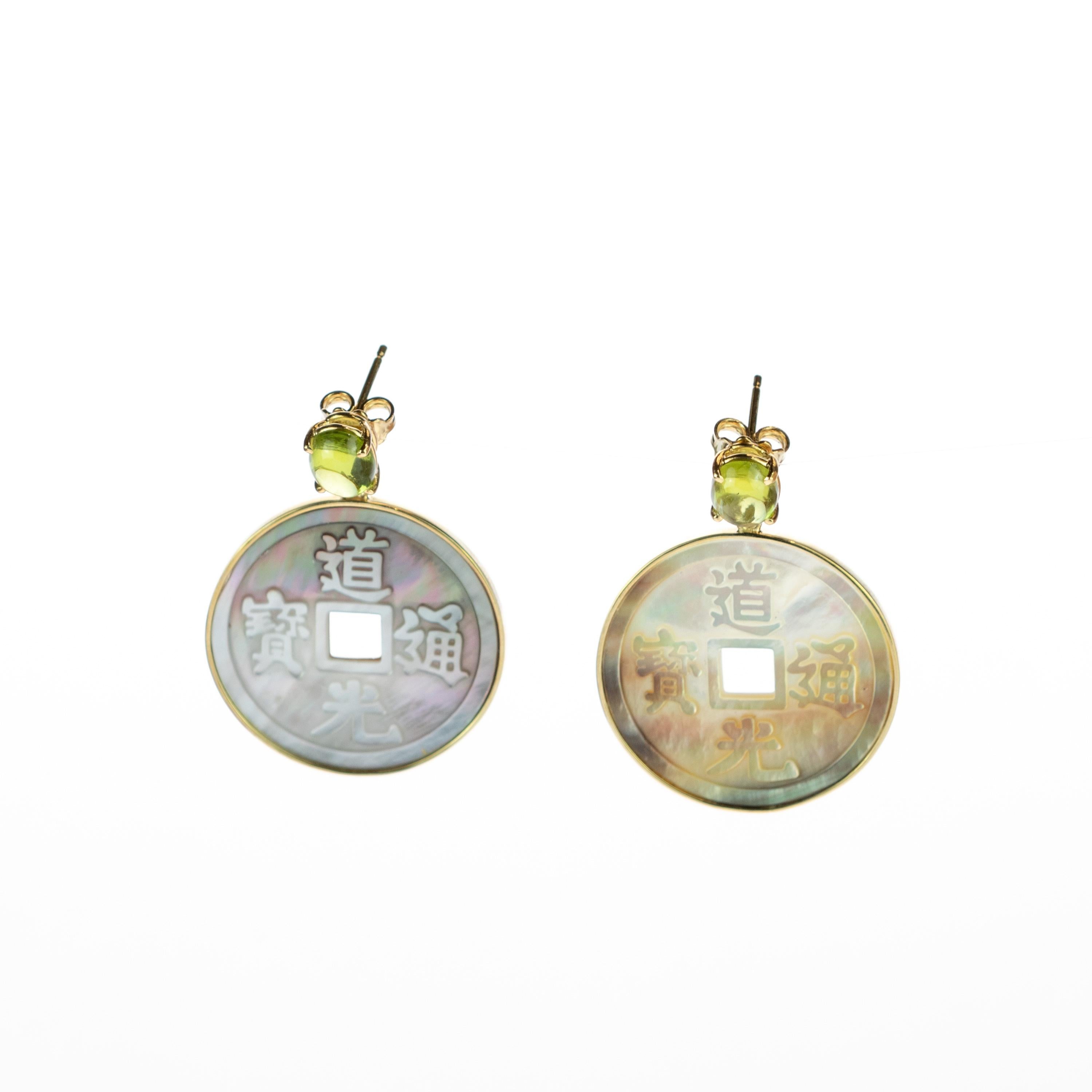 Intini Jewels Pendientes de gota tallados de oro amarillo de 18 quilates con peridoto y madreperla Artesano en venta