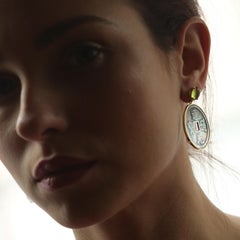 Intini Jewels Boucles d'oreilles en goutte sculptées en or jaune 18 carats, péridots et nacre