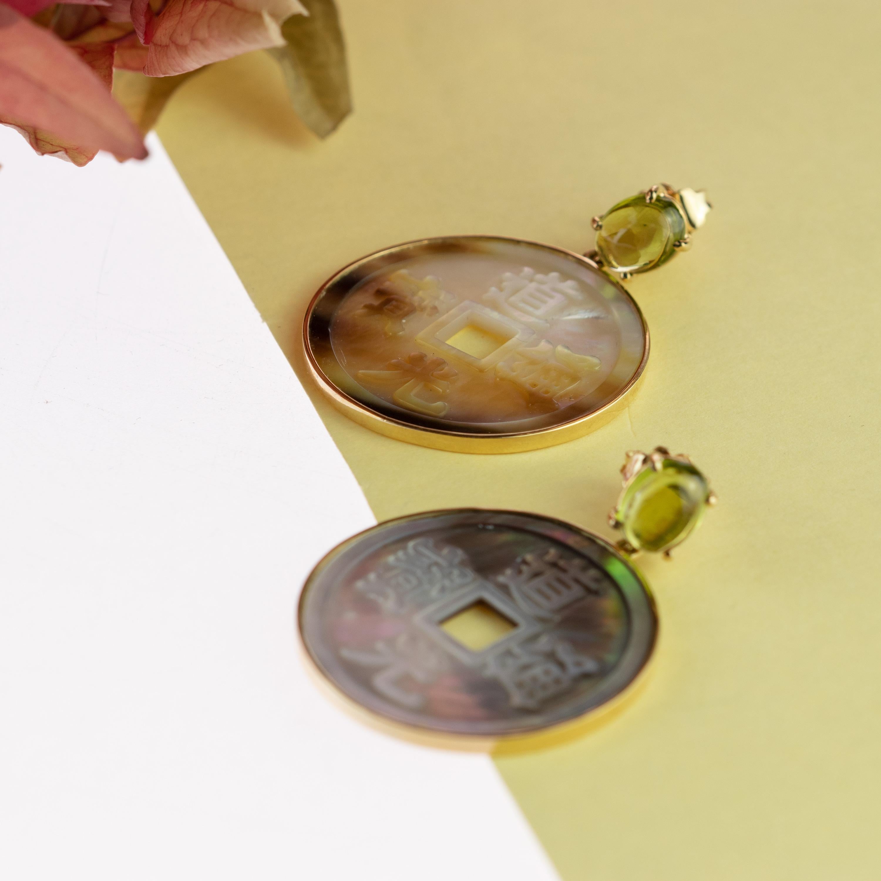 Intini Jewels Pendientes de gota tallados de oro amarillo de 18 quilates con peridoto y madreperla Corte redondo en venta