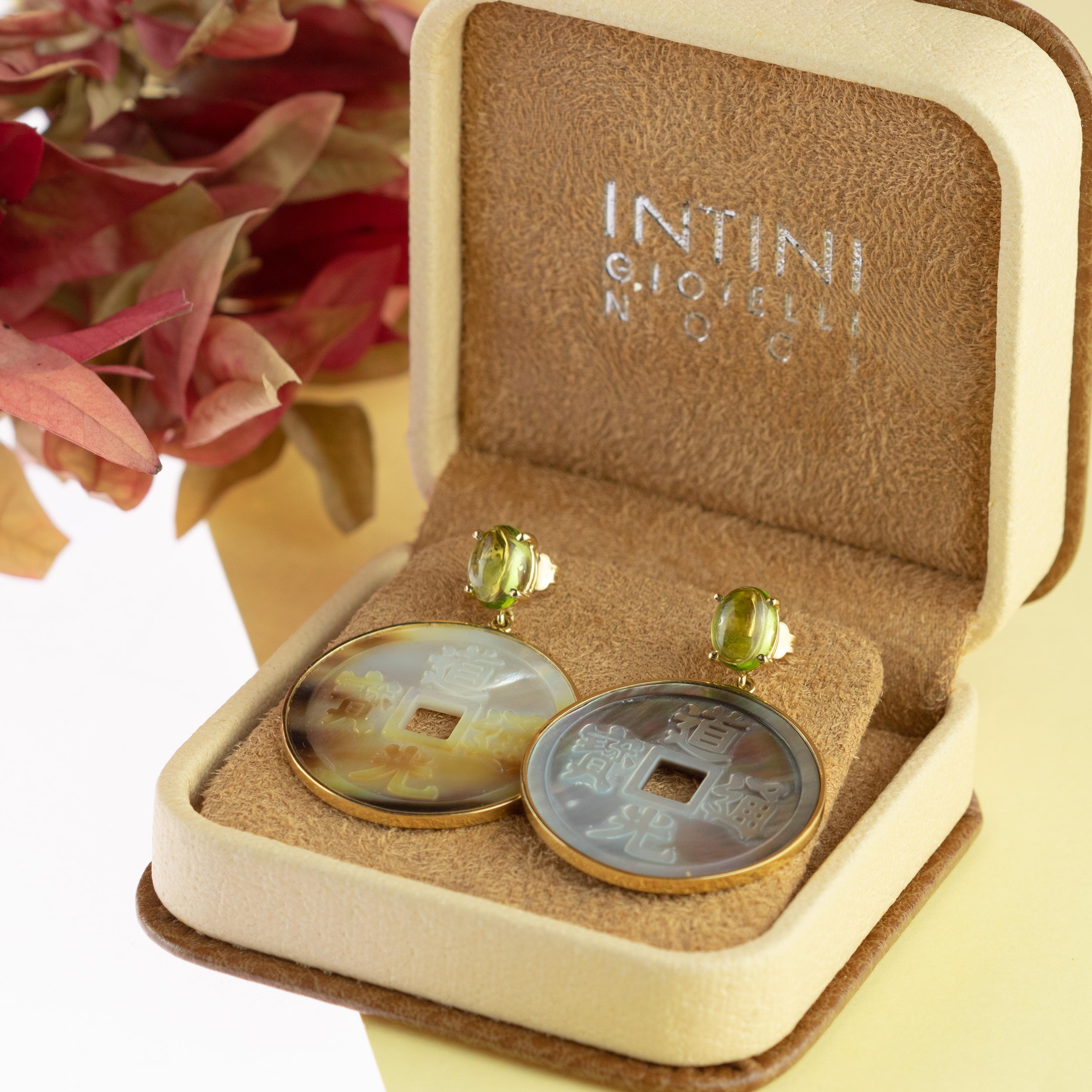 Intini Jewels Pendientes de gota tallados de oro amarillo de 18 quilates con peridoto y madreperla en Nuevo estado para la venta en Milano, IT