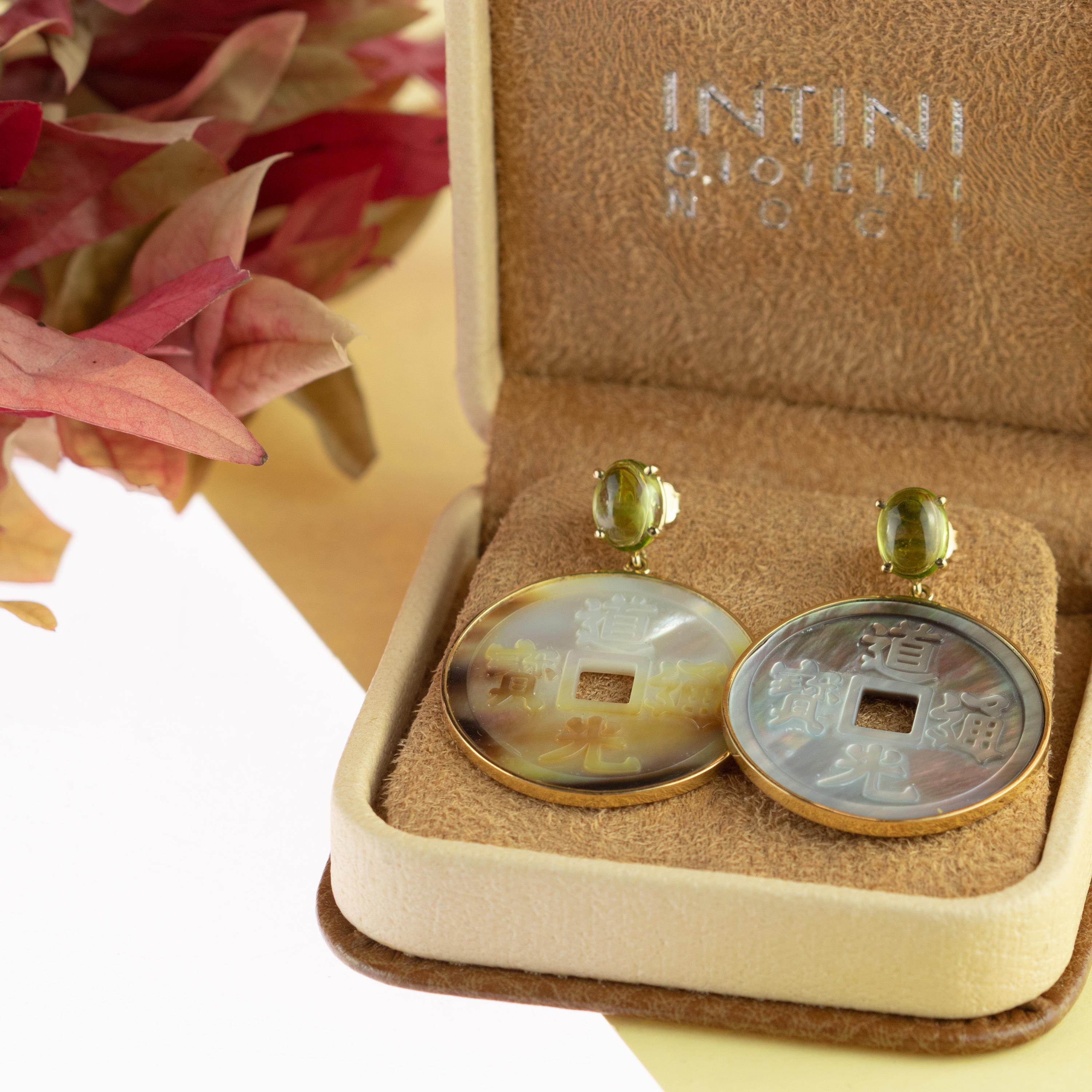 De las mujeres Intini Jewels Pendientes de gota tallados de oro amarillo de 18 quilates con peridoto y madreperla en venta