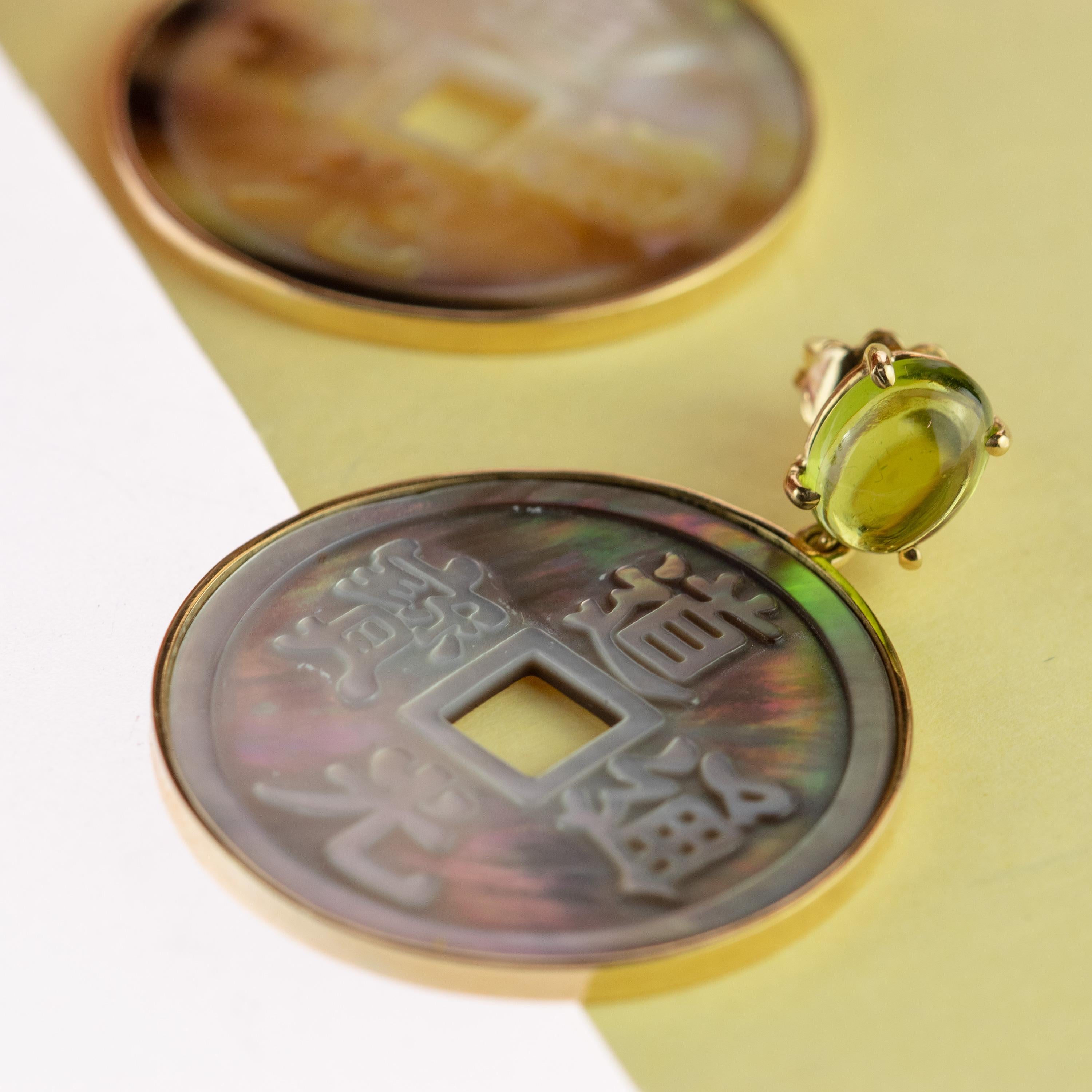 Intini Jewels Pendientes de gota tallados de oro amarillo de 18 quilates con peridoto y madreperla en venta 1