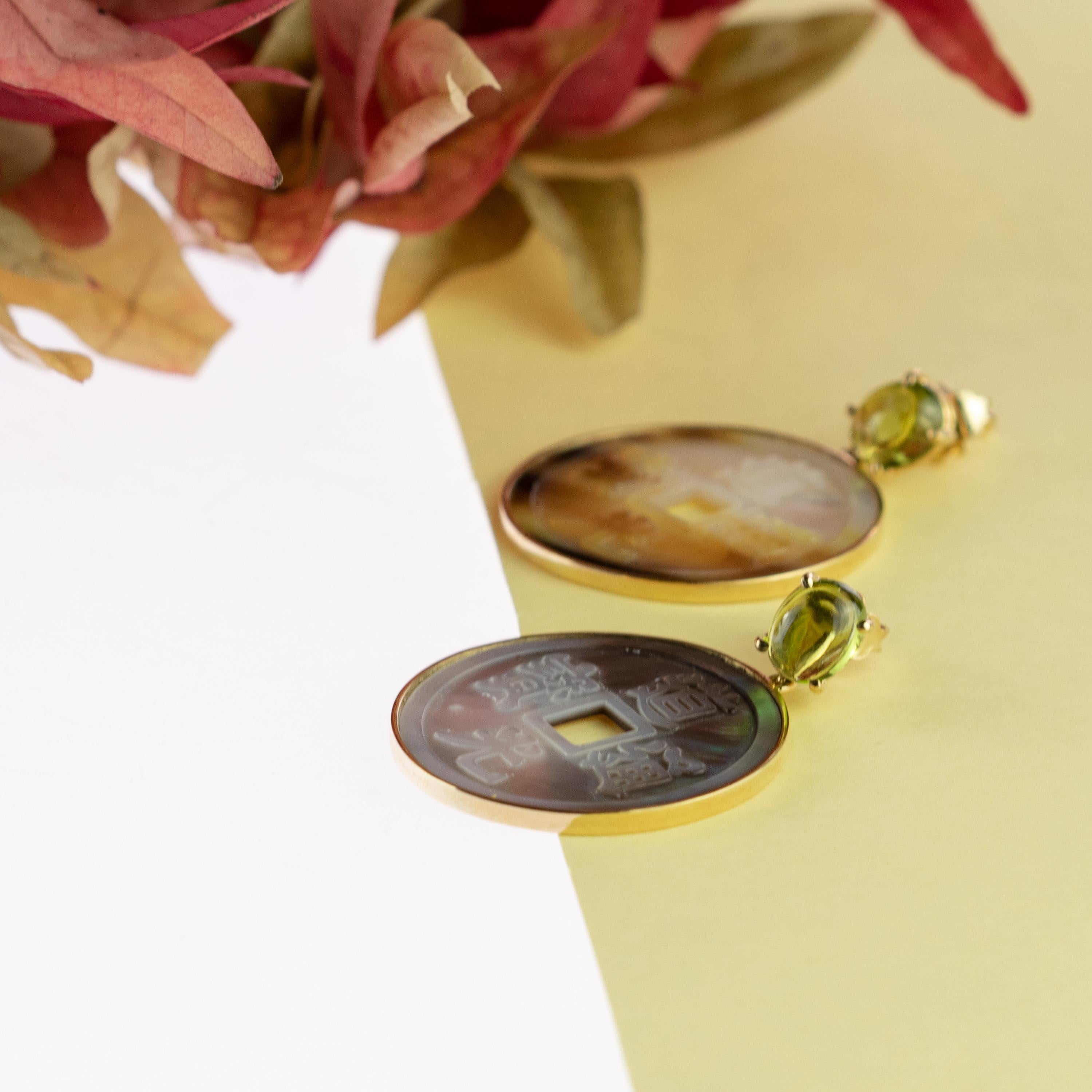 Intini Jewels Pendientes de gota tallados de oro amarillo de 18 quilates con peridoto y madreperla en venta 2