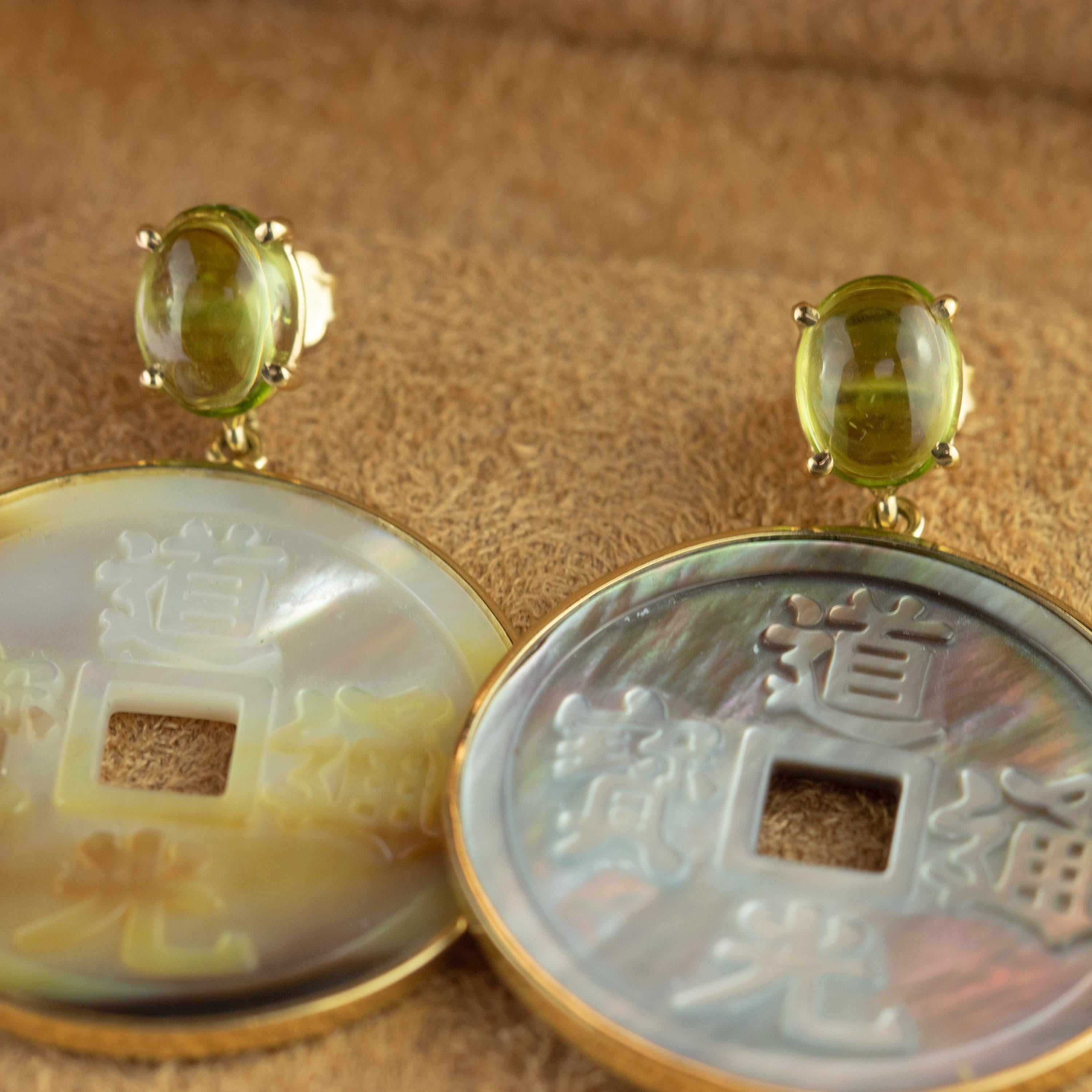 Intini Jewels Pendientes de gota tallados de oro amarillo de 18 quilates con peridoto y madreperla en venta 3