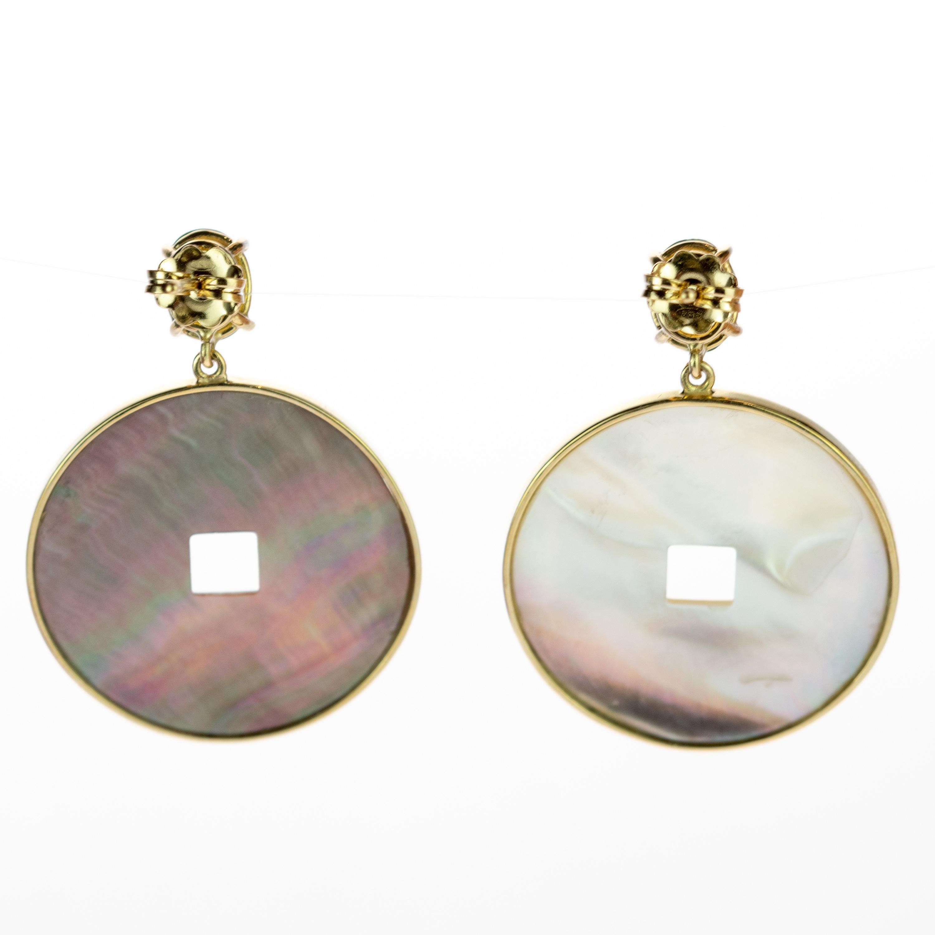 Intini Jewels Pendientes de gota tallados de oro amarillo de 18 quilates con peridoto y madreperla en venta 4