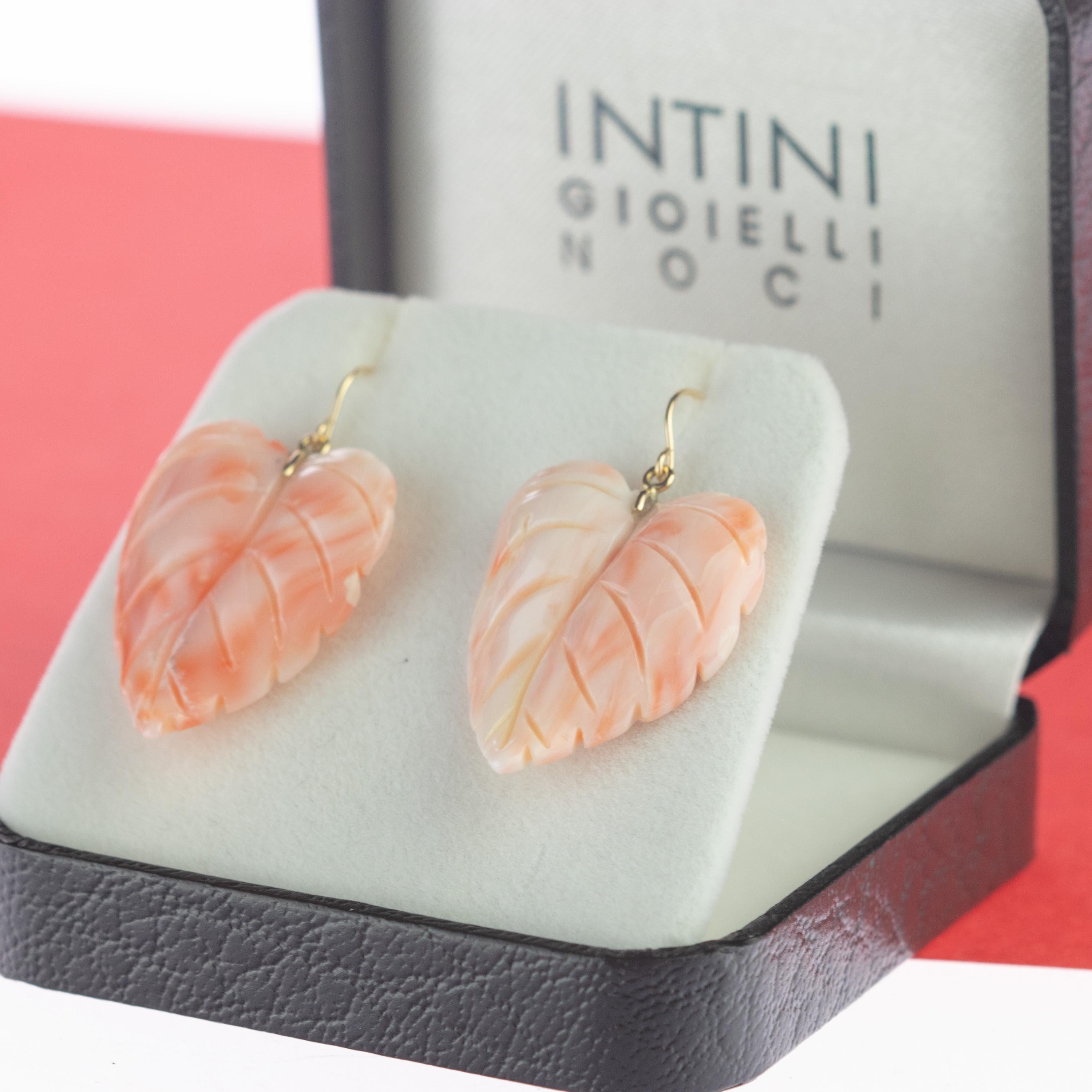 tini Jewels 18 Karat Gelbgold Rosa Korallenblattblätter Tropfenohrringe mit Blättern im Angebot 5