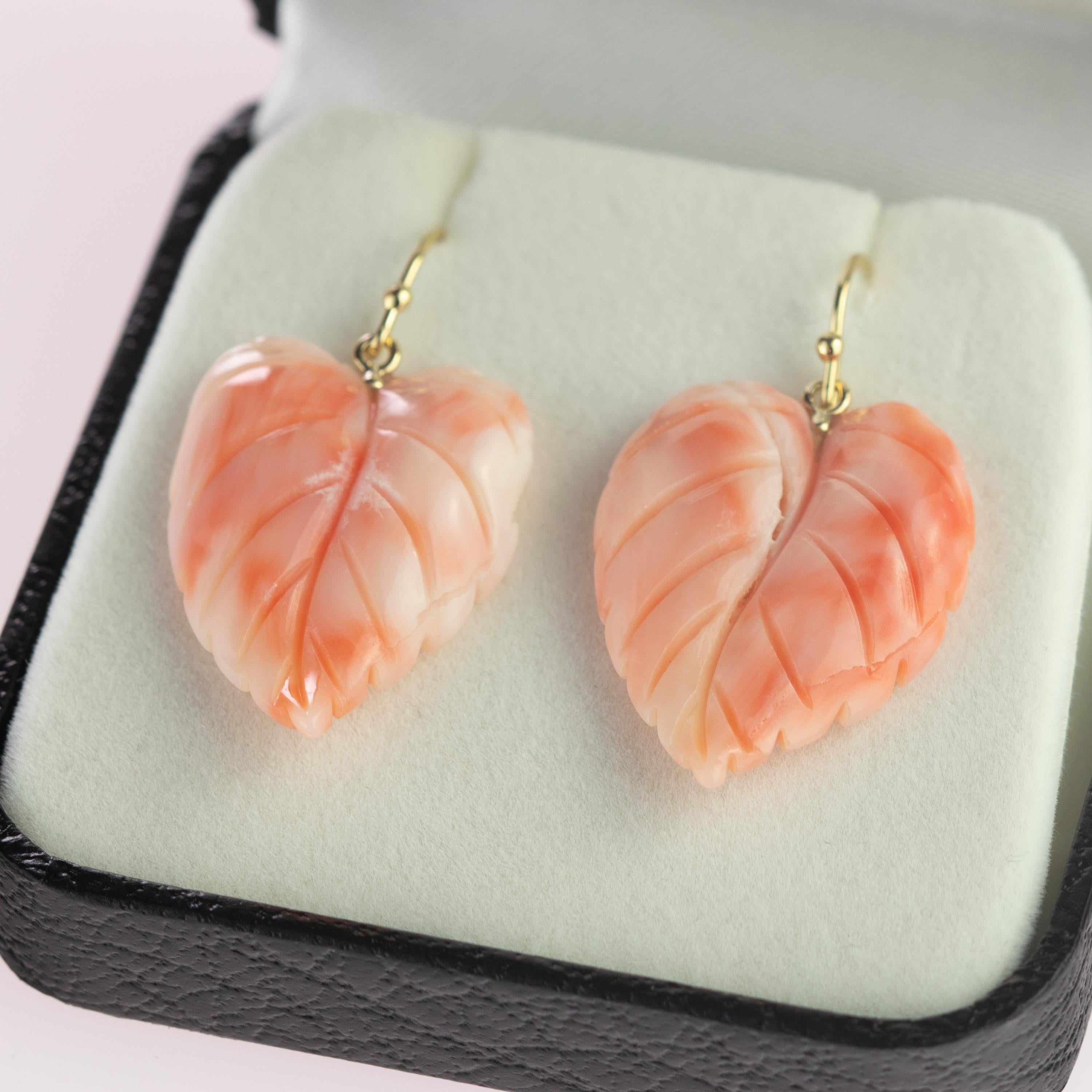 This stunning masterpiece with high quality craftsmanship was born in the Intini Jewels workshop. Our designers add all the italian modern style and glamour in one exquisite piece. Stunning crafted coral leaves, hanging from 18 karat yellow