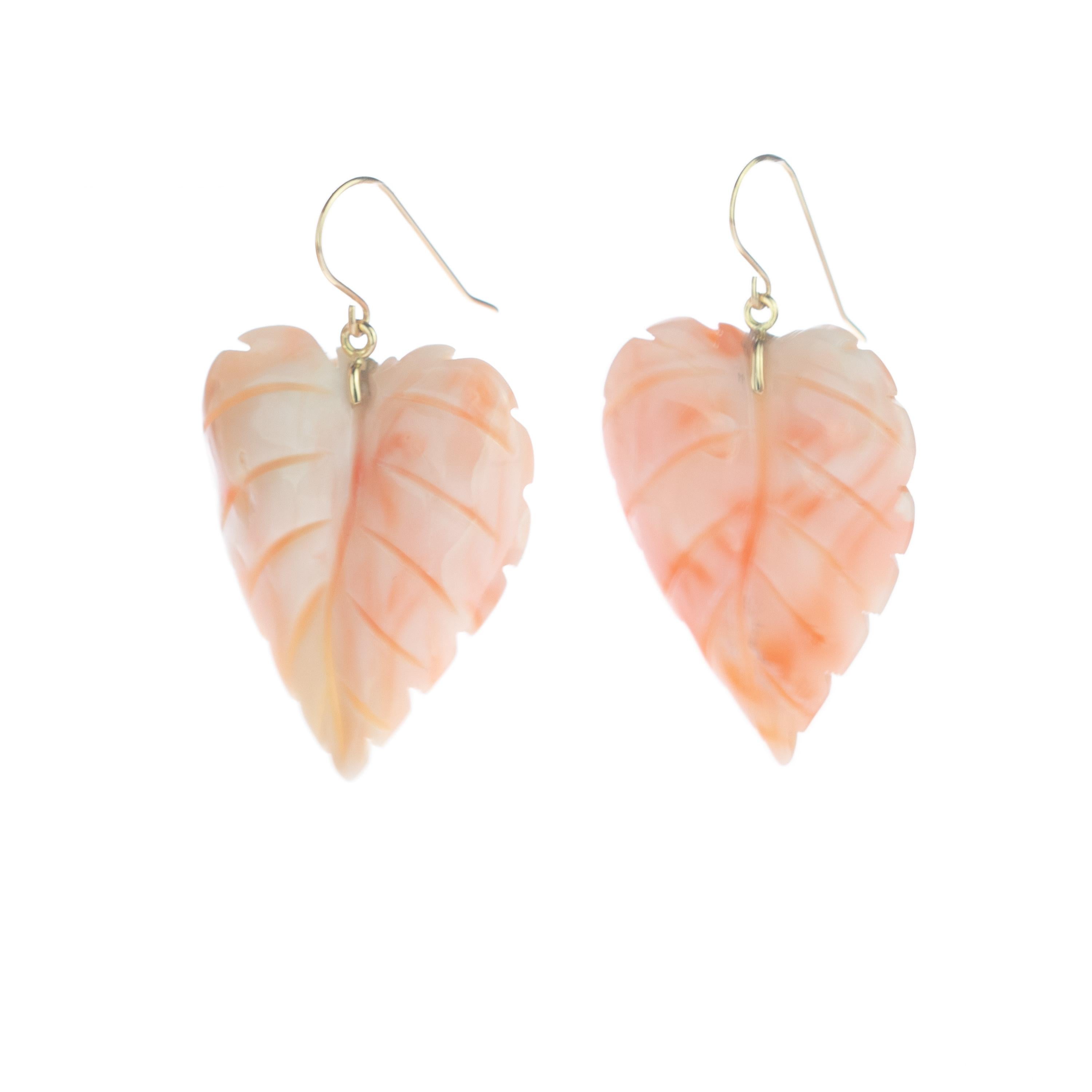 tini Jewels 18 Karat Gelbgold Rosa Korallenblattblätter Tropfenohrringe mit Blättern Damen im Angebot
