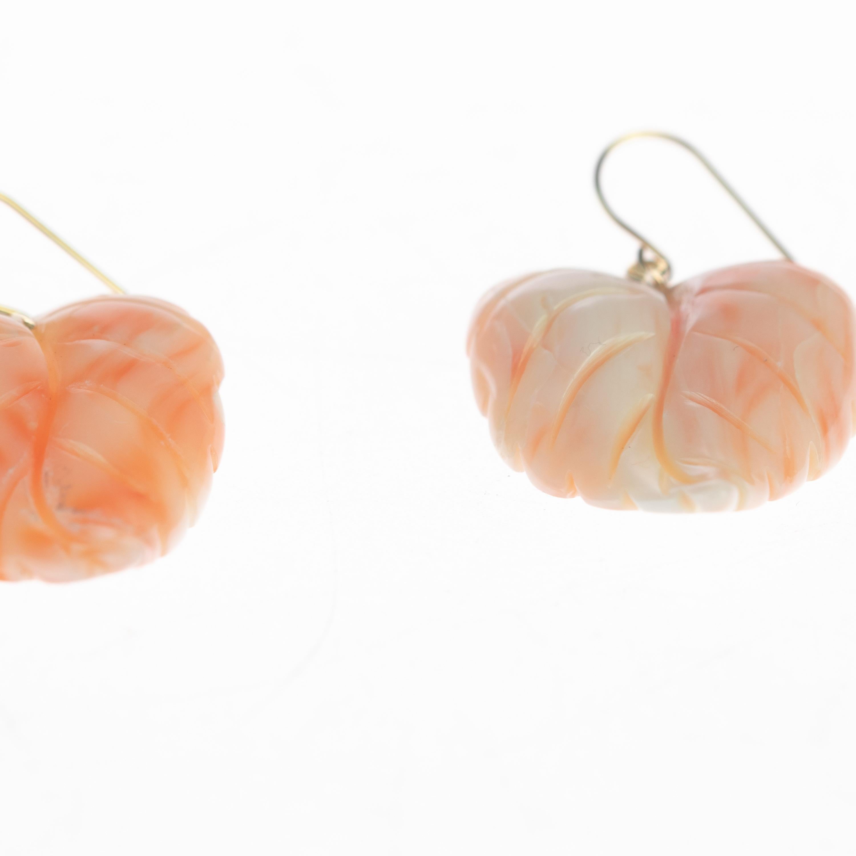 tini Jewels 18 Karat Gelbgold Rosa Korallenblattblätter Tropfenohrringe mit Blättern im Angebot 1