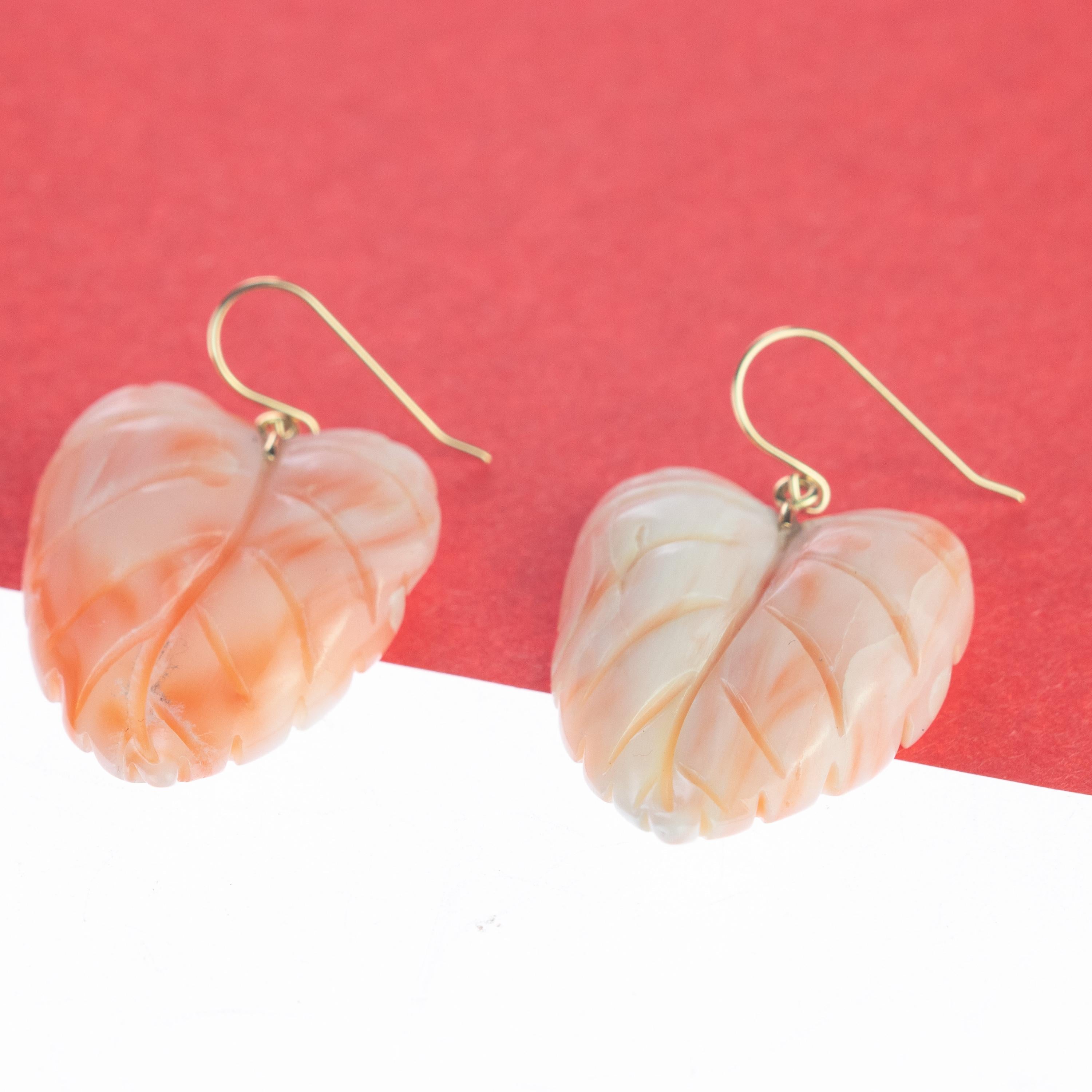 tini Jewels 18 Karat Gelbgold Rosa Korallenblattblätter Tropfenohrringe mit Blättern im Angebot 3