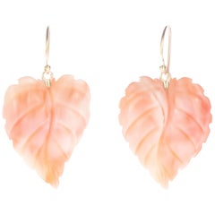 Intini Jewels - Orecchini a goccia con foglie di corallo rosa in oro giallo a 18 carati