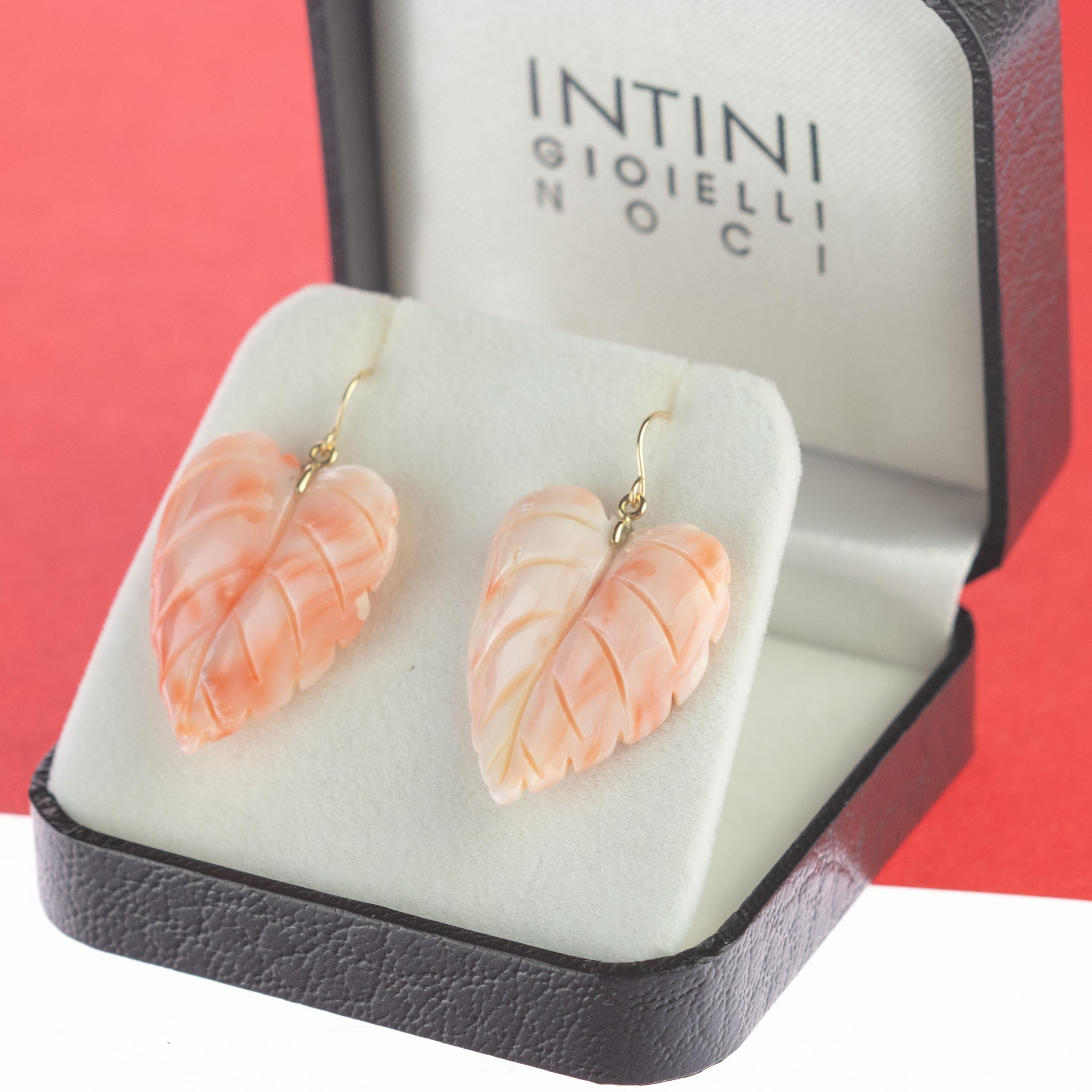 Dieses atemberaubende Meisterwerk von hoher handwerklicher Qualität wurde in der Werkstatt von Intini Jewels geboren. Unsere Designer fügen den gesamten modernen italienischen Stil und Glamour in einem exquisiten Stück zusammen. Wunderschön