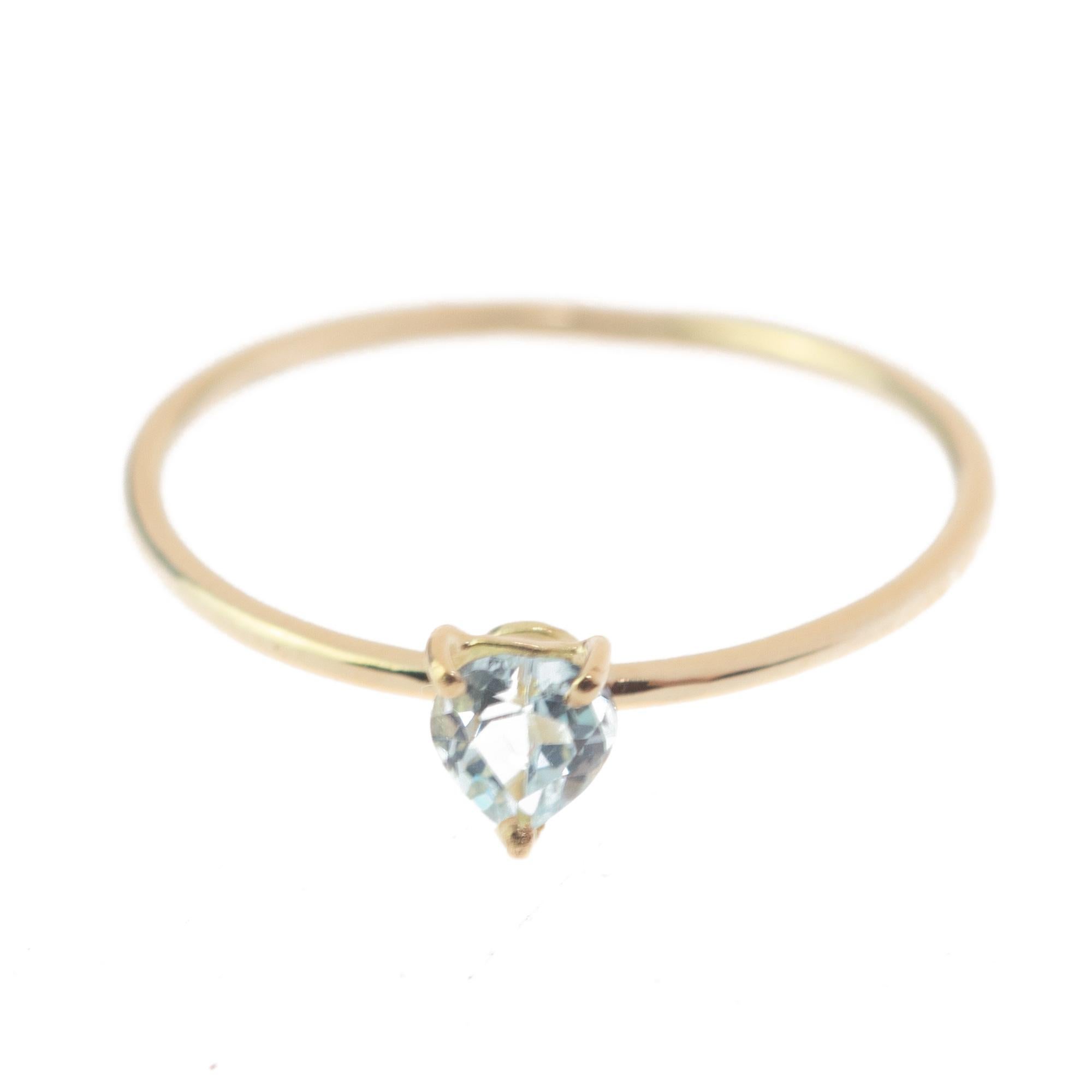 Merveilleuse bague fine à bande en or jaune 18 carats faite à la main et ornée d'une magnifique topaze en forme de cœur. Ouvrez votre intuition et améliorez vos sens de l'amour. Bague romantique de cocktail pleine d'énergie et d'espoir.

• or jaune