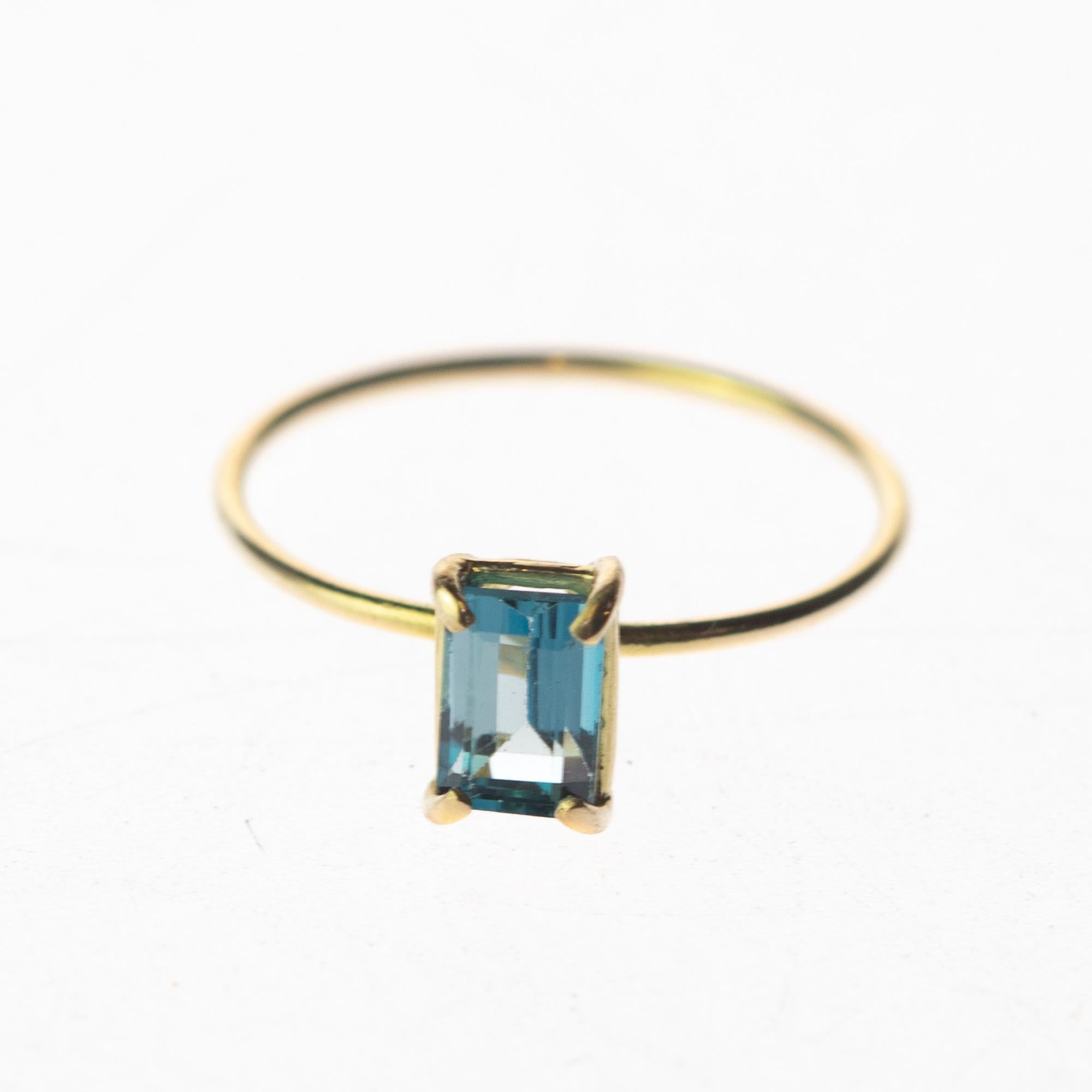 Moderne Intini Jewels Bague cocktail chic rectangulaire en or jaune 18 carats et topaze, faite à la main en vente