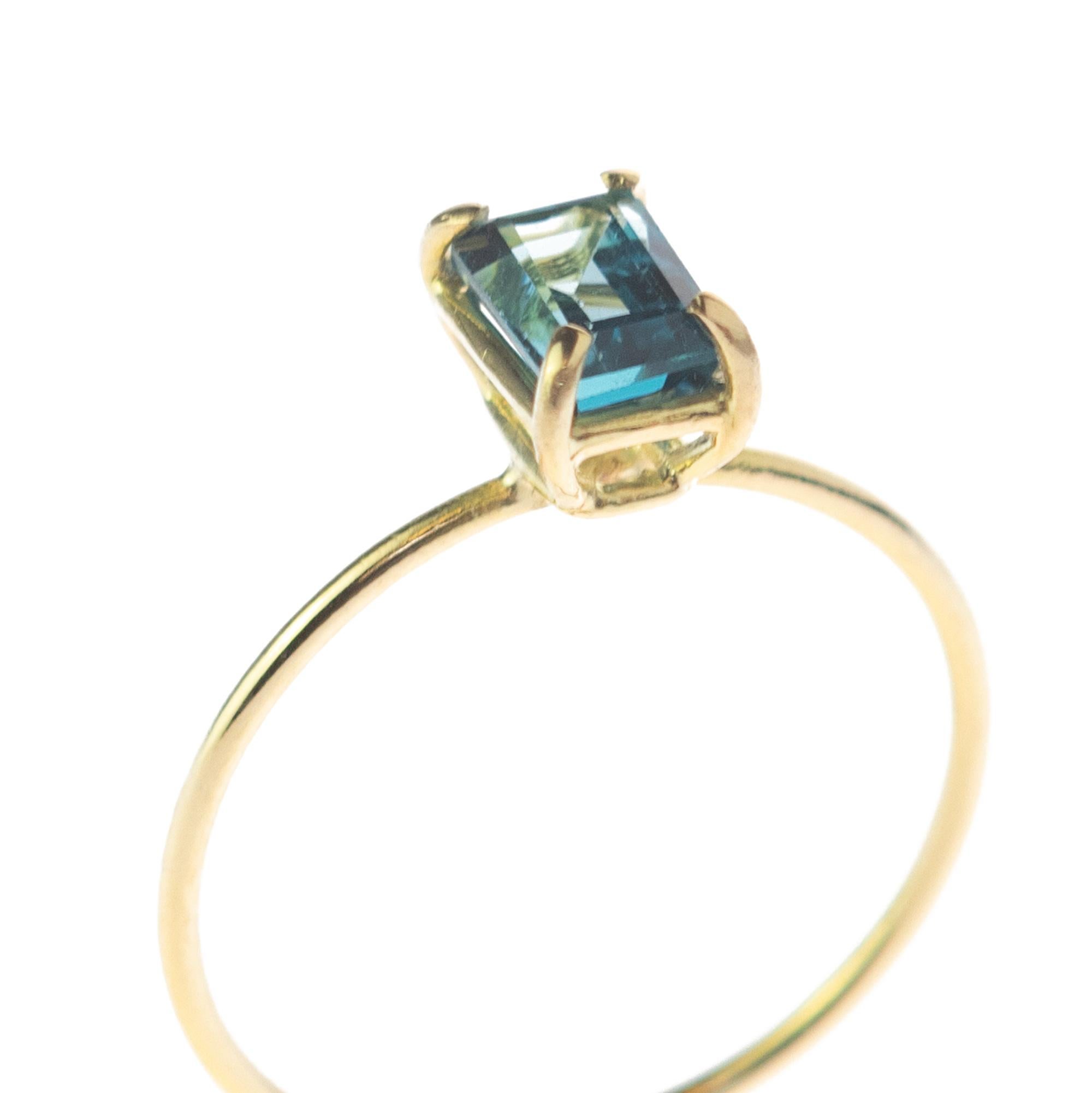 Taille mixte Intini Jewels Bague cocktail chic rectangulaire en or jaune 18 carats et topaze, faite à la main en vente