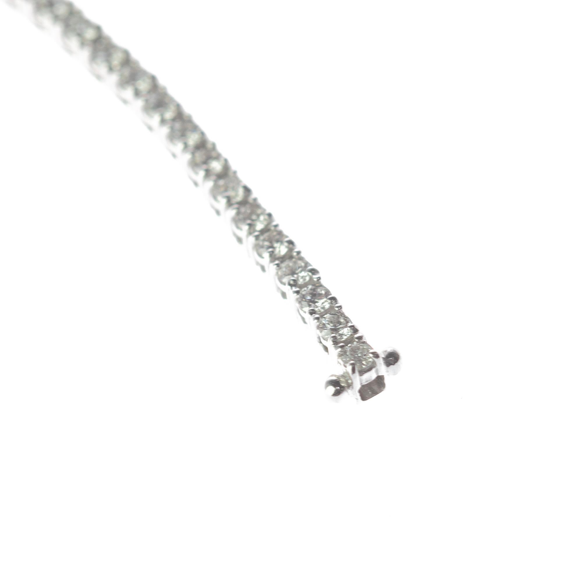 Suntuosos y resplandecientes diamantes situados en una delicada pulsera protagonizada por más de 70 gemas de 1,81 quilates. Una magnífica pieza entrelazando aquares de oro blanco de 18 quilates con diamantes que genera una figura de brillos y