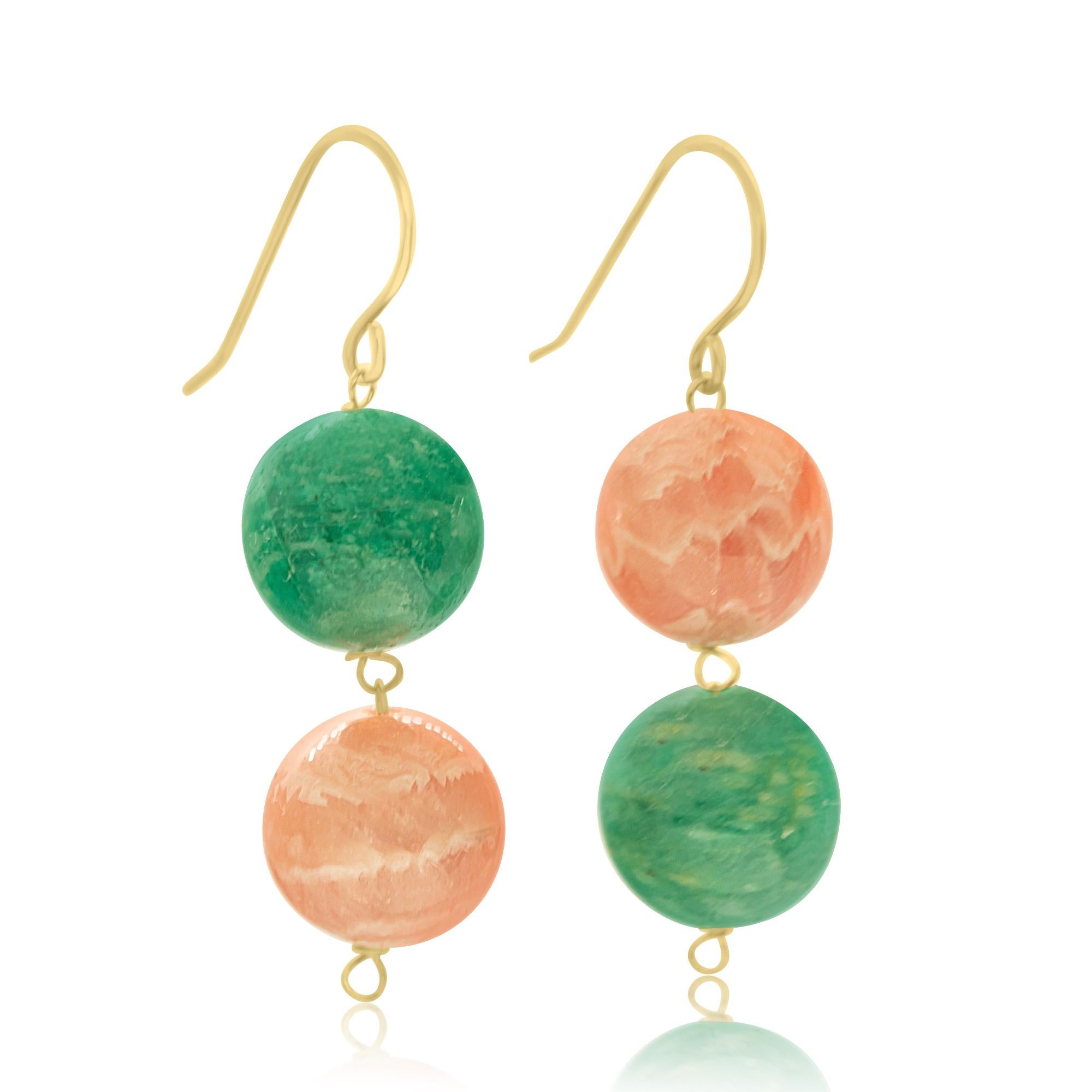 La qualité de la signature d'Intini Jewels sur un bijou de design moderne et contemporain. De superbes boucles d'oreilles avec des pierres précieuses naturelles montées sur un délicat fil d'oreille en or jaune 18 carats. Une touche d'élégance et de