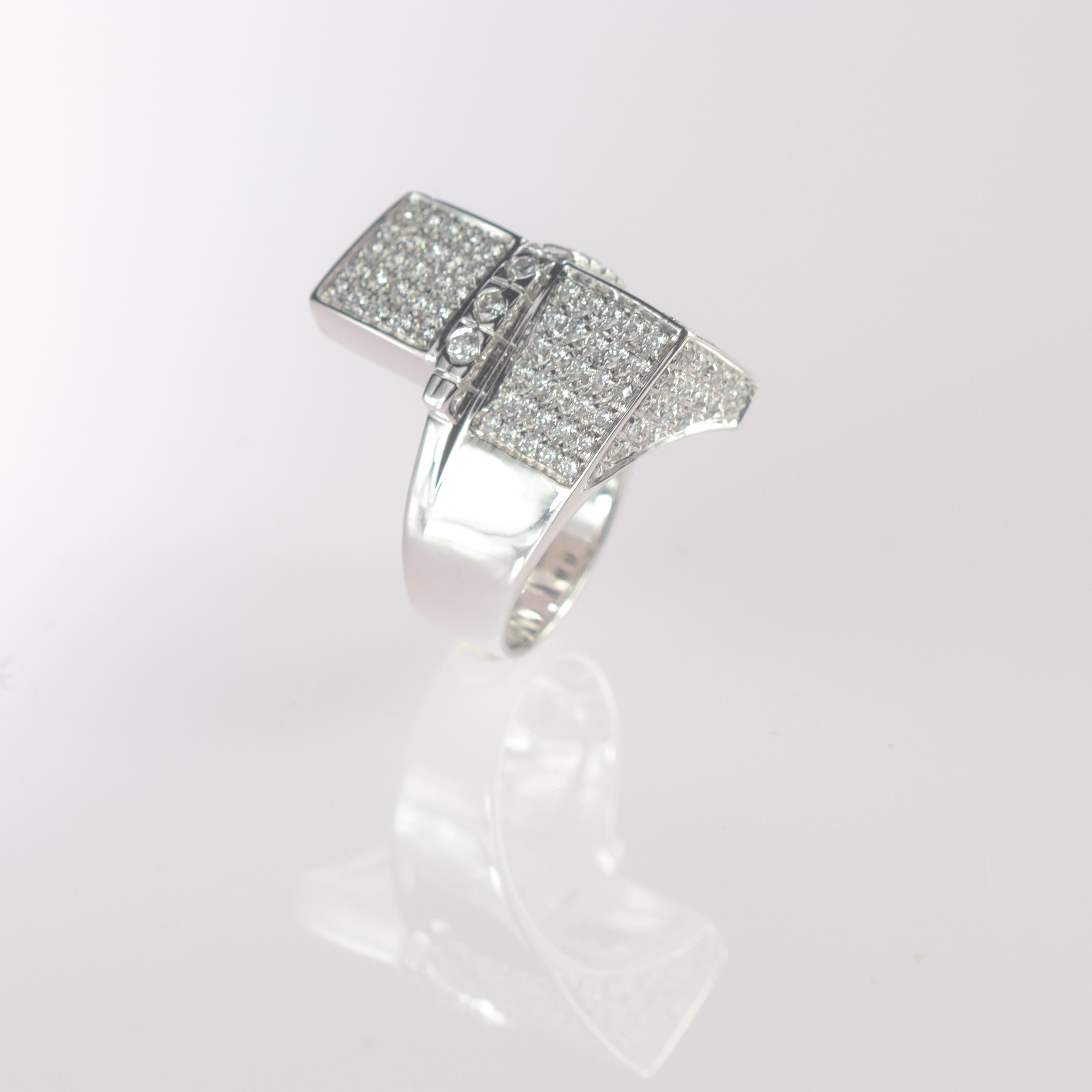 Misterioso e mistico design italiano con diamante taglio brillante da 2,17 carati incastonato in un anello liscio in oro bianco da 18 carati. Questo design rappresenta uno stile geometrico pieno di fantasia e glamour. Più di 130 diamanti che creano