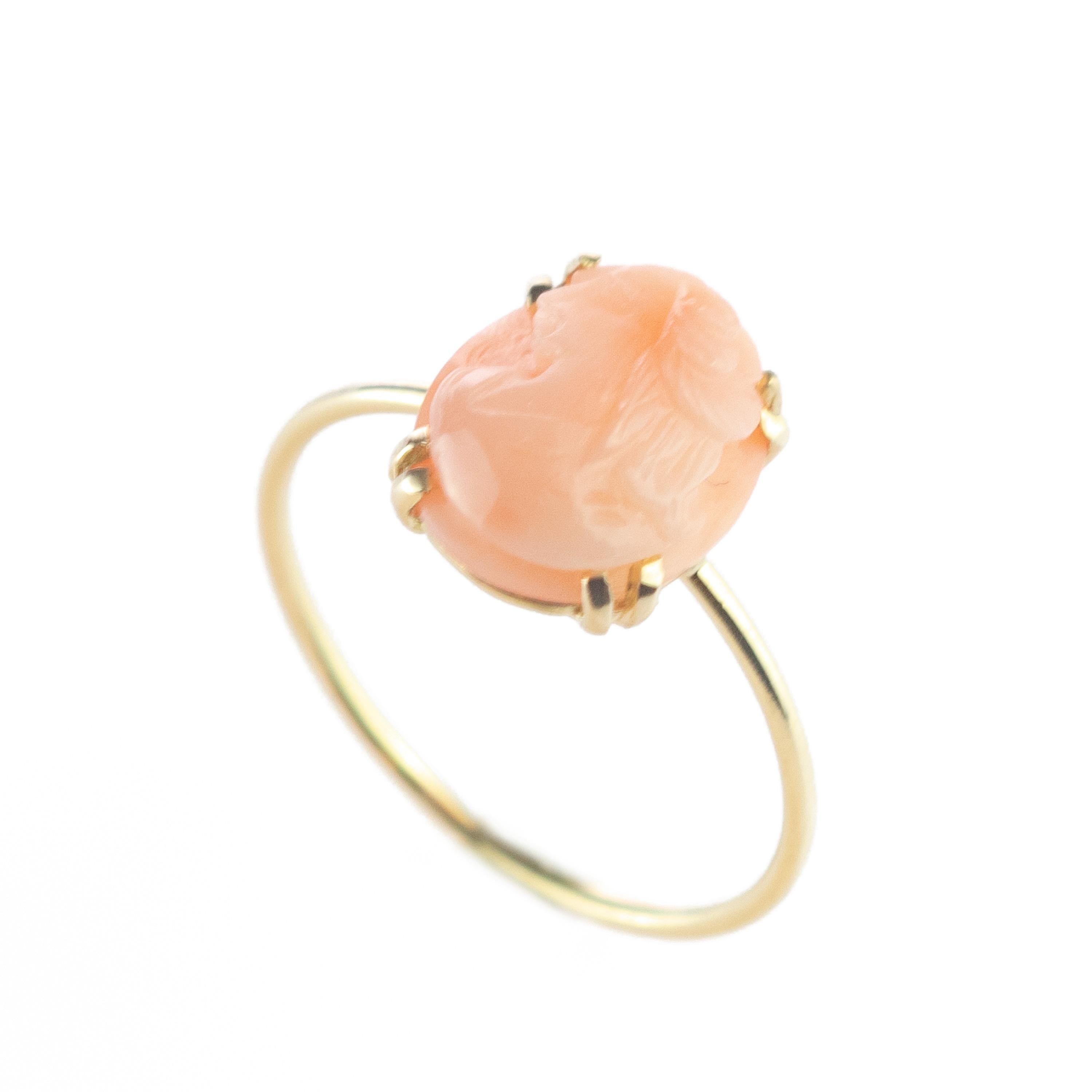 A unique handmade cammeo coral for a high fashion jewellery. Oval signature INTINI Jewels coral jewellery. Modern and Elegant midi ring design in 18 karat yellow gold with a cabochon cut coral with tiny griffes sormounting the ring. Made in Italy