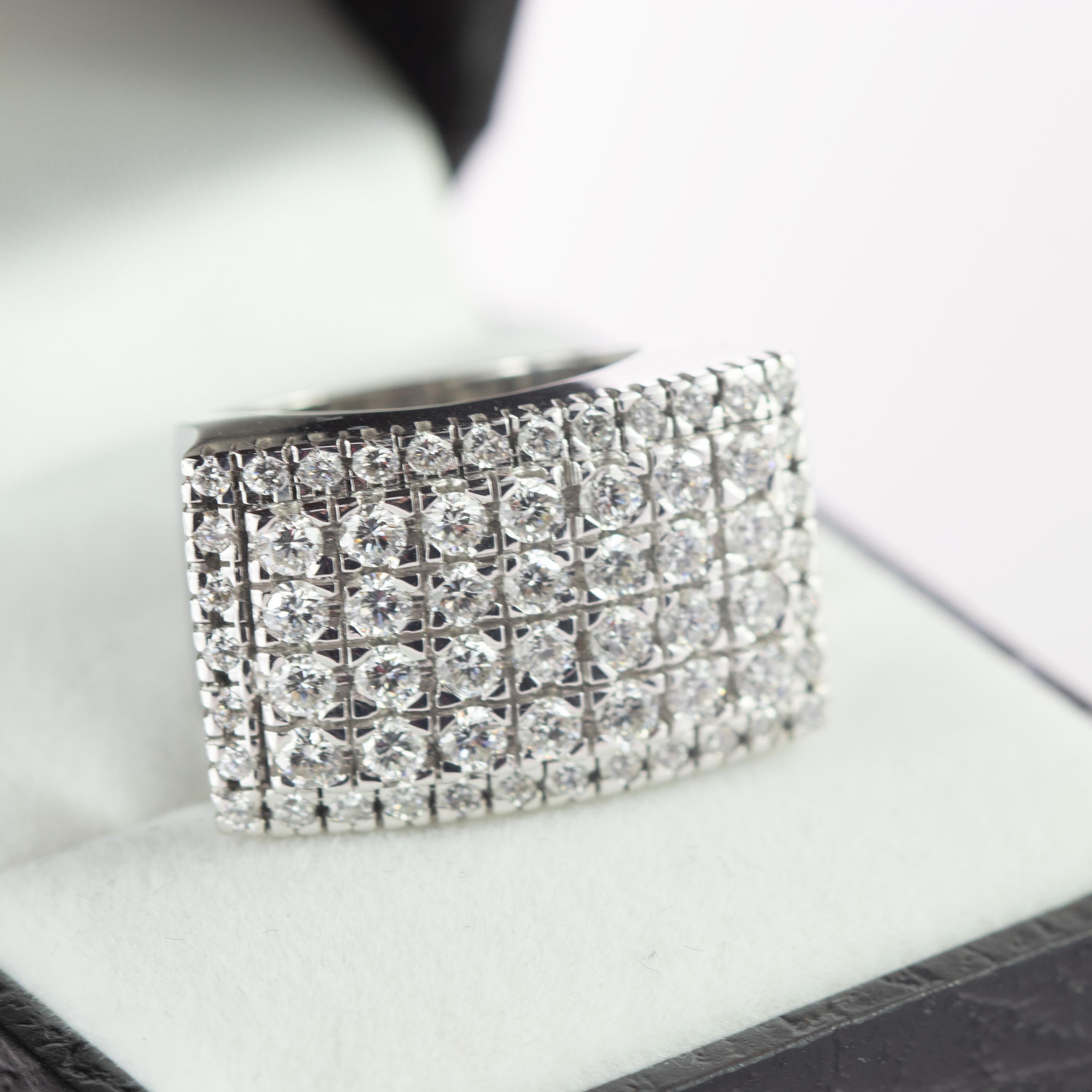 tini Jewels 2,55 Karat Diamant 18 Karat Weißgold Cluster Kuppelband-Ring (Revival) im Angebot