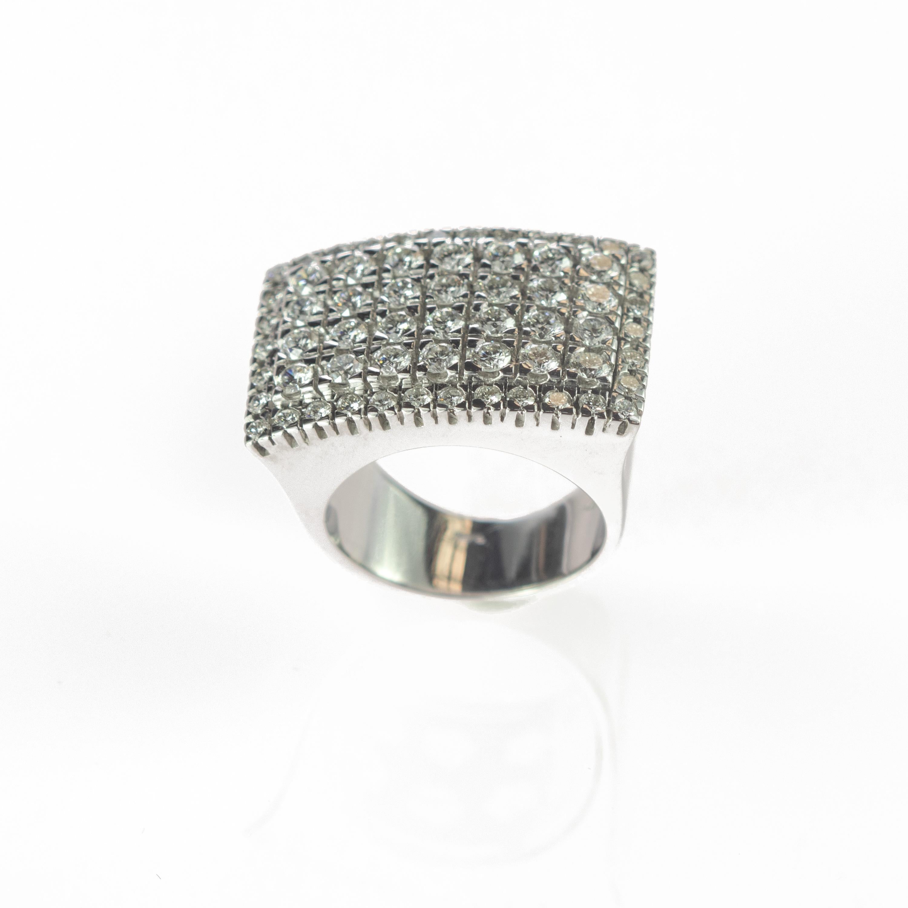 tini Jewels 2,55 Karat Diamant 18 Karat Weißgold Cluster Kuppelband-Ring (Brillantschliff) im Angebot