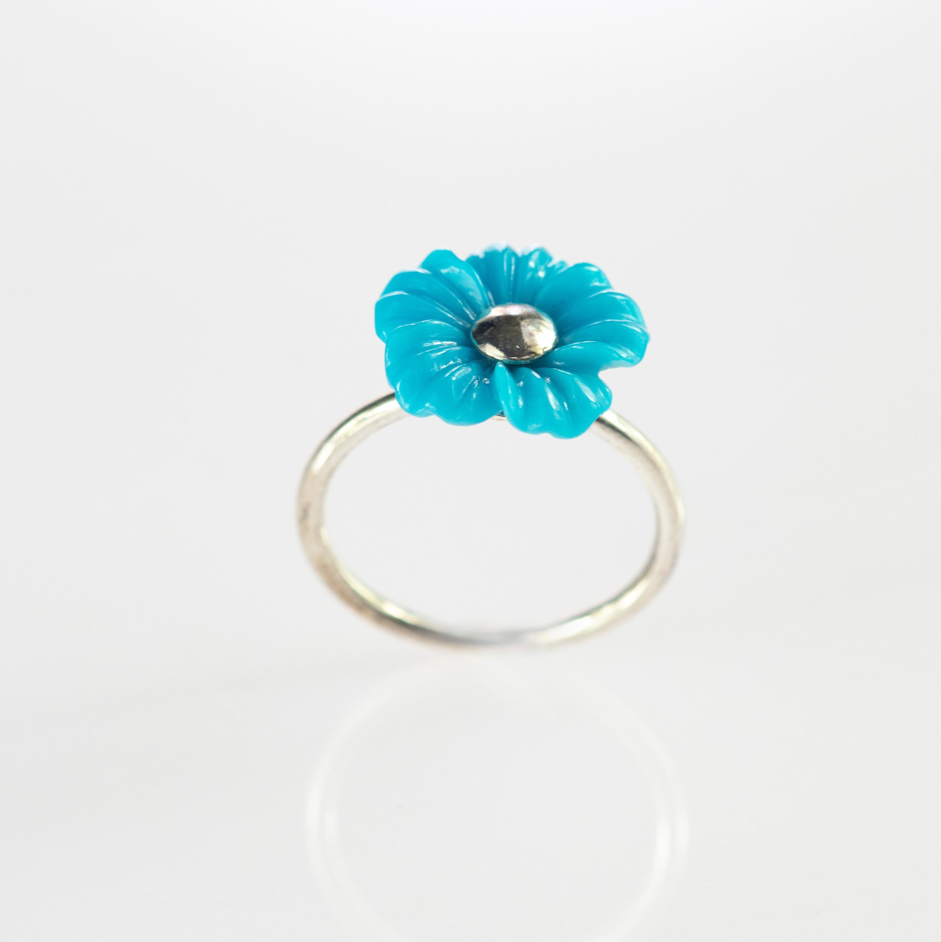Astonishing natural turquoise ring with a graceful design full of color and happiness. Carved petals that evoke the italian handmade traditional jewelry work. Flirtatious pattern full of color and elegance. 

Beautiful and delicate design that