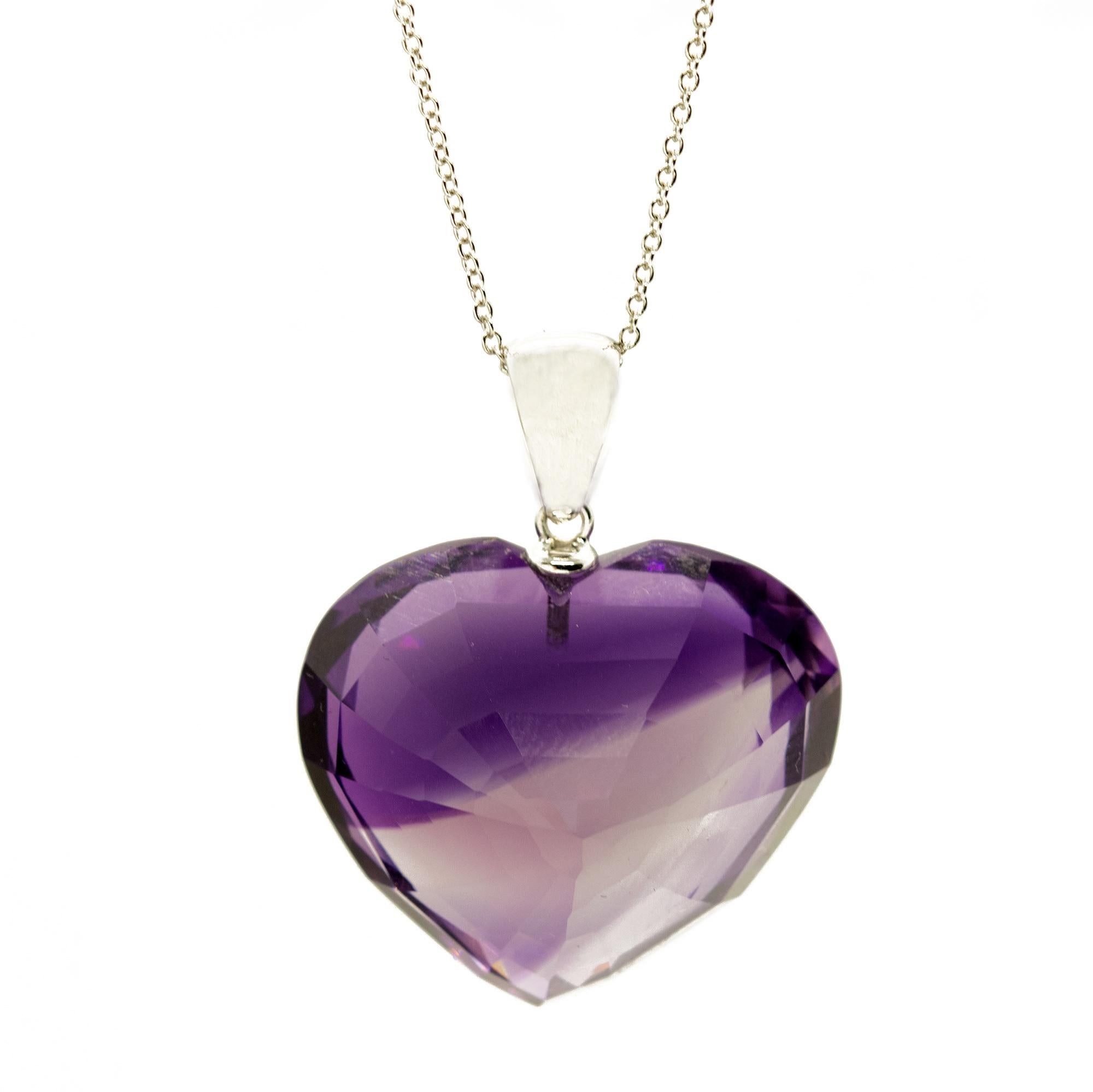 Taille cœur Intini Jewels Collier pendentif cœur en or blanc 18 carats avec améthyste de 51,95 carats en vente