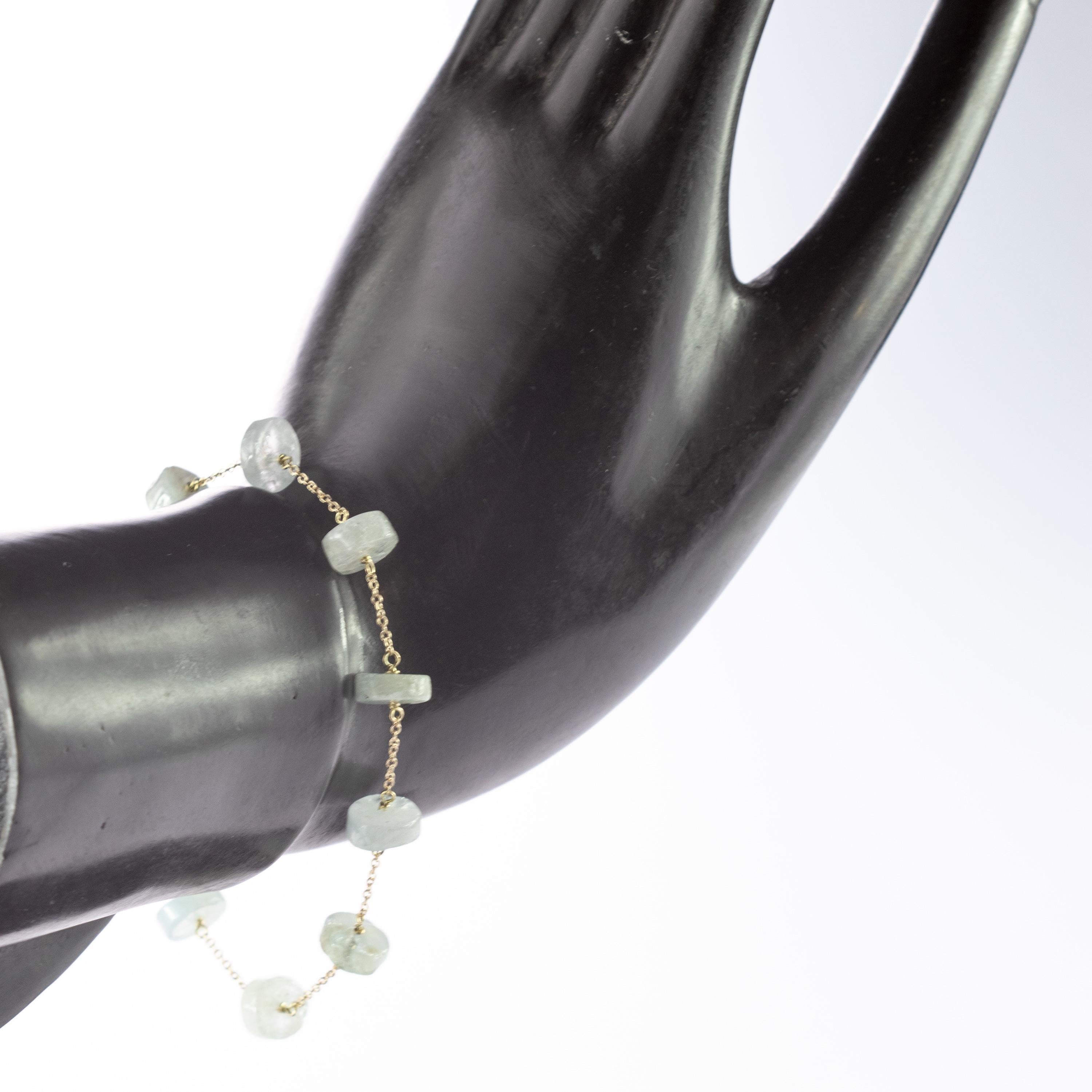 Maravillosa y natural joya preciosa en elegante engaste de oro amarillo de 9 quilates. Preciosa pulsera protagonizada por rondeles de aguamarina pura en bruto, para un brillante encanto de singularidad. Tobillera y pulsera.
 
Un elegante toque de