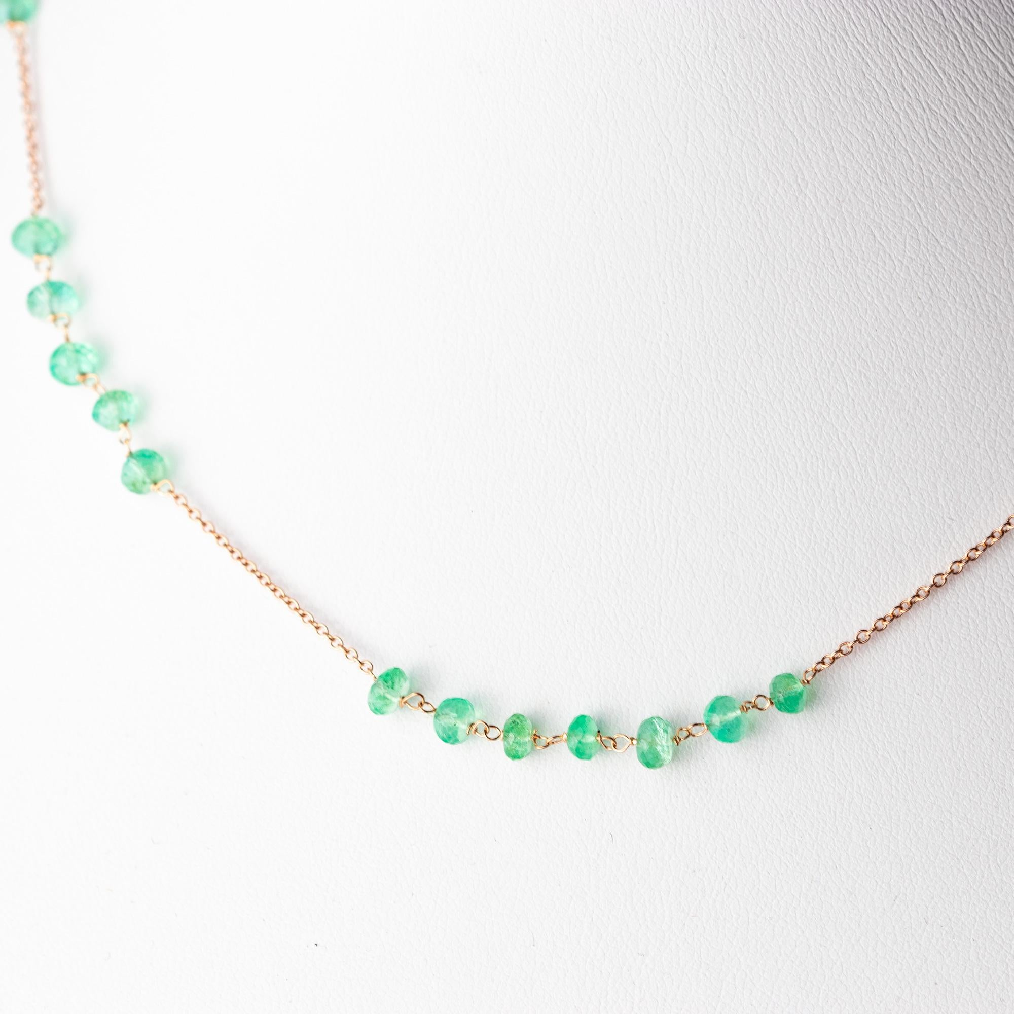 Delight yourself with a luminous handmade jewelry. An emerald necklace full of design. A modern and delicate style for a young and fearless woman. A modern and artisan rondelle cut emeralds immersed in a 9 karat  pink / rose gold chain. The perfect