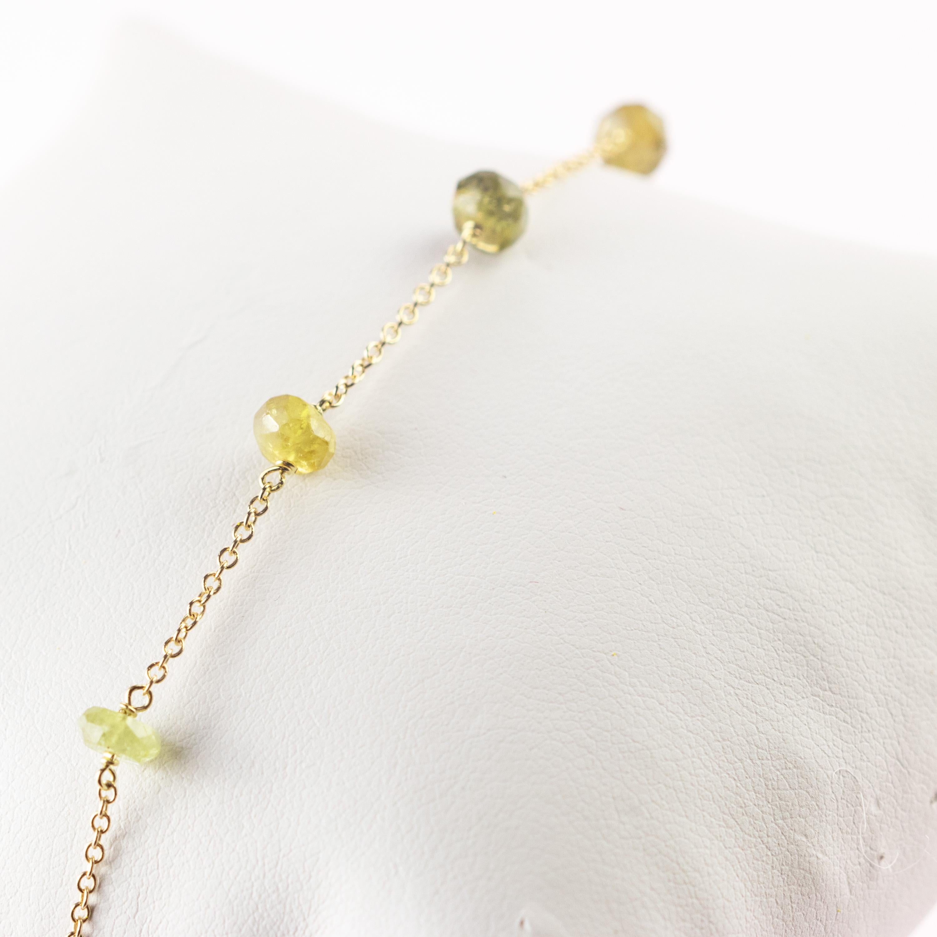 Merveilleux bracelet mettant en vedette des pierres précieuses rondelles de tourmaline verte naturelle, pour un charme éclatant d'unicité. Bijou lumineux avec des pierres précieuses naturelles sur une élégante monture en or jaune 9 carats.

Le vert