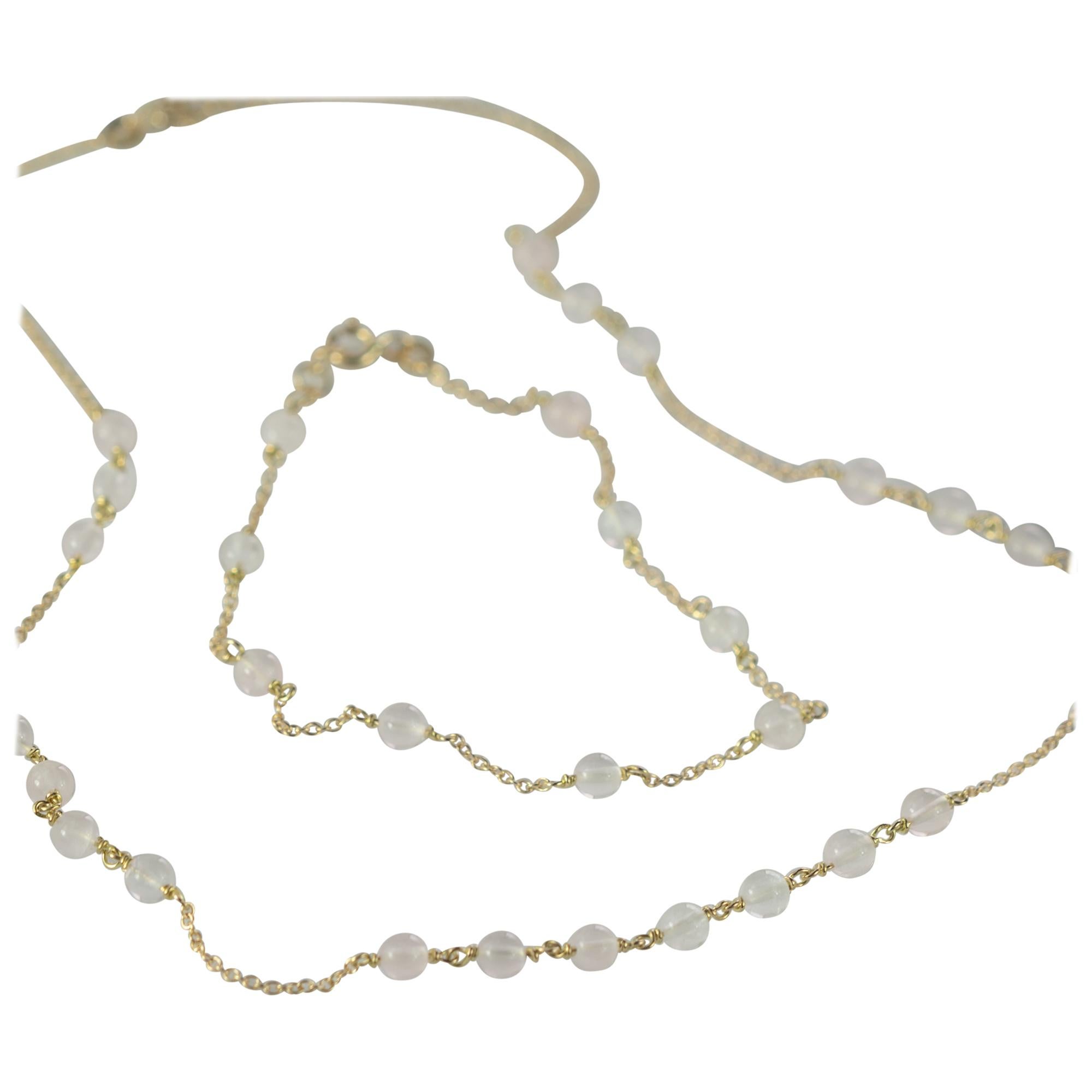 Faites-vous plaisir avec un bijou artisanal lumineux. Un ensemble de collier et de bracelet / bracelet de cheville en quartz rose plein de design. Un style moderne et délicat pour une femme jeune et intrépide. Un quartz rose taillé en sphères,