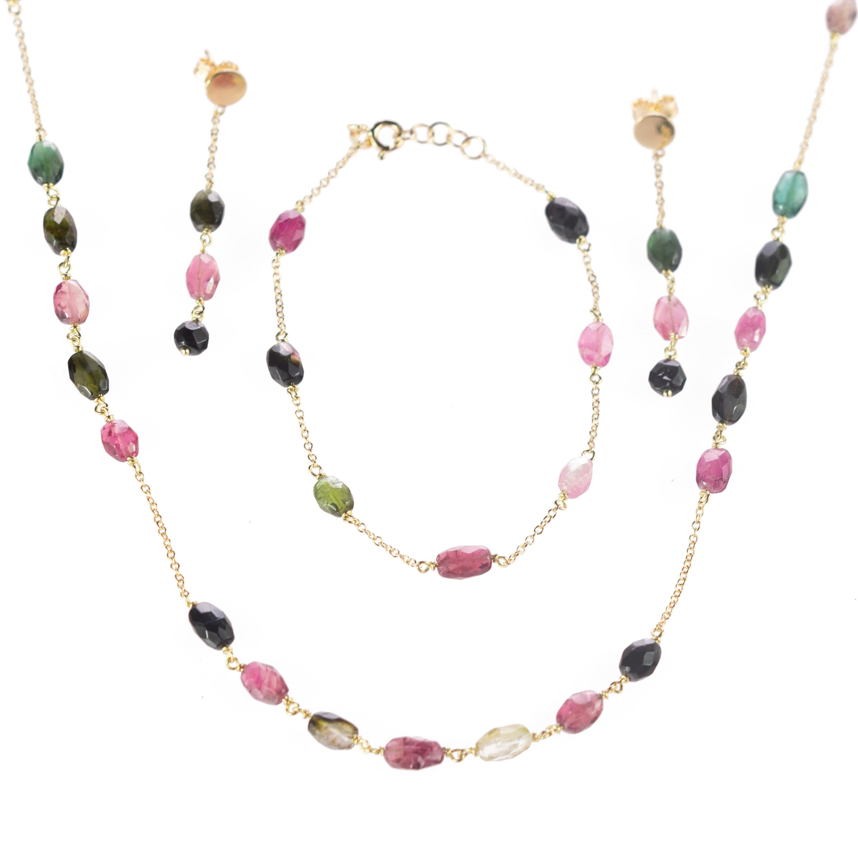 Faites-vous plaisir avec un bijou artisanal lumineux. Un ensemble de boucles d'oreilles, collier et bracelet en tourmaline ovale / bracelet de cheville plein de design. Un style moderne et délicat pour une femme jeune et intrépide. Un bijou moderne
