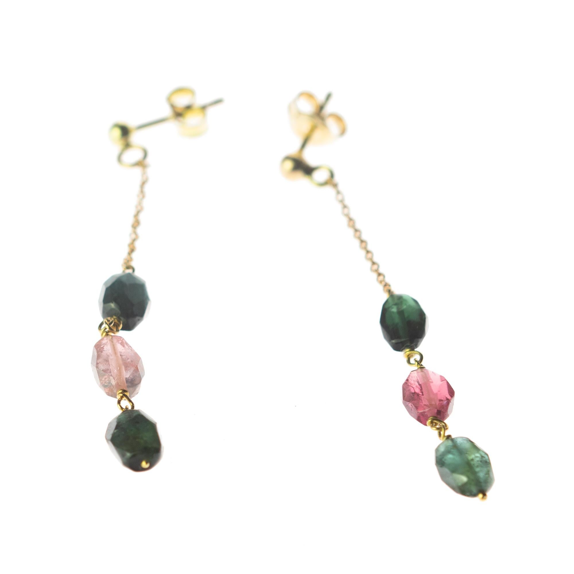 La qualità firmata Intini Jewels su un gioiello dal design moderno e contemporaneo. Splendidi orecchini con tre tormaline dal taglio ovale. Tre colori diversi che si fondono l'uno nell'altro e mostrano bellissimi colori sfumati. Impreziosito da una